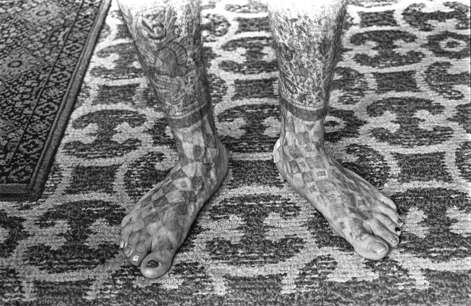 Hungary, Budapest X., lakás a Gergely utcában. Urbán Tamás fotóriporter sorozata, mentoráltja Deák Ferenc "Pillangó" mindennapjairól., 1990, Urbán Tamás, carpet, tattoo, Budapest, Fortepan #213757