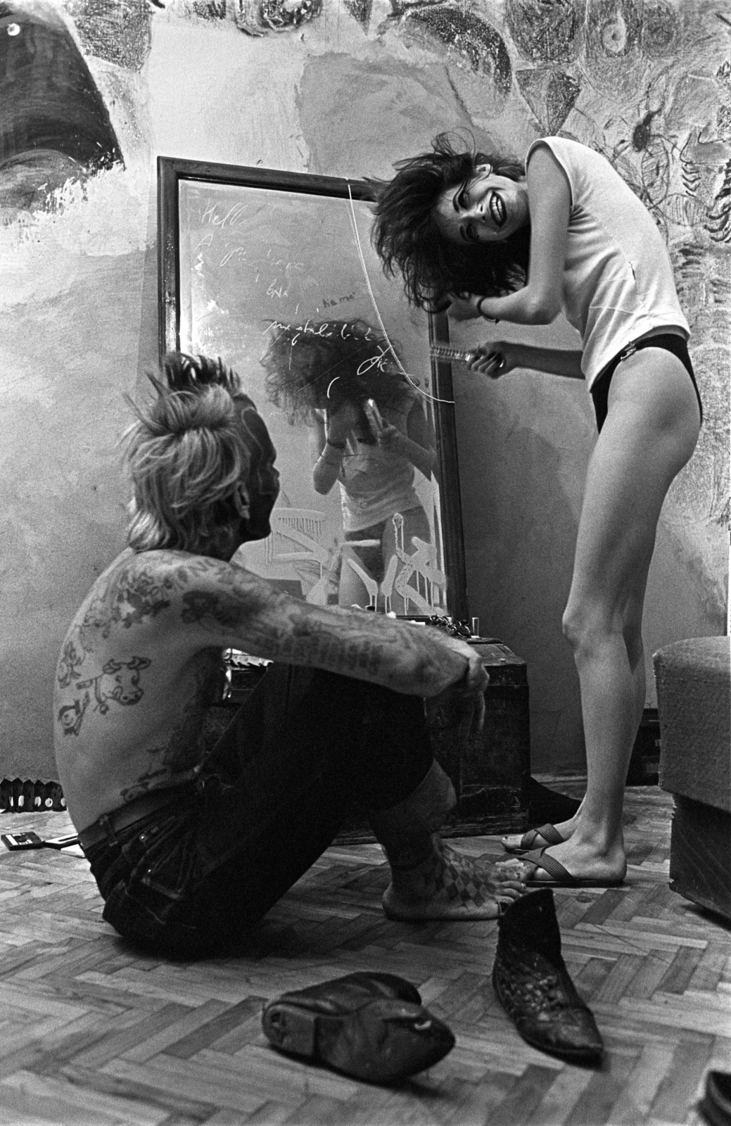 Hungary, Budapest, Urbán Tamás fotóriporter sorozata, mentoráltja Deák Ferenc "Pillangó" mindennapjairól., 1989, Urbán Tamás, mirror, boots, tattoo, reflection, Fortepan #213763