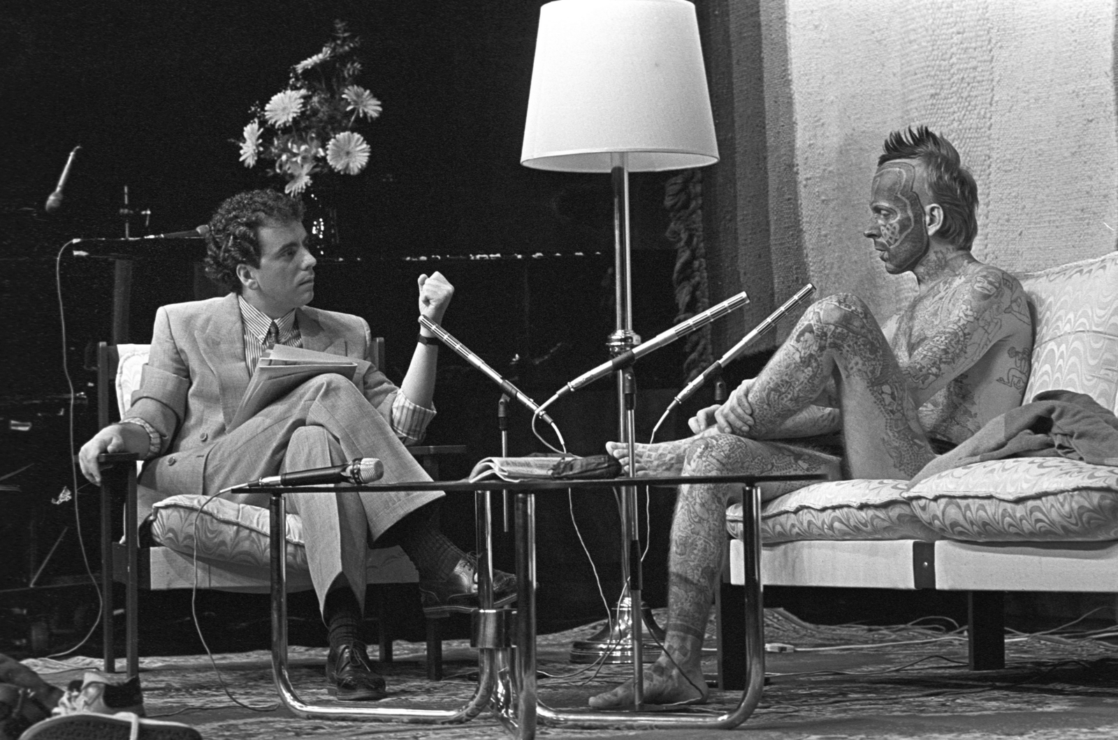 Hungary, Debrecen, Kölcsey Művelődési Központ, Friderikusz Sándor talkshow-ja. Urbán Tamás fotóriporter sorozata, mentoráltja Deák Ferenc "Pillangó" mindennapjairól., 1989, Urbán Tamás, tattoo, Fortepan #213771
