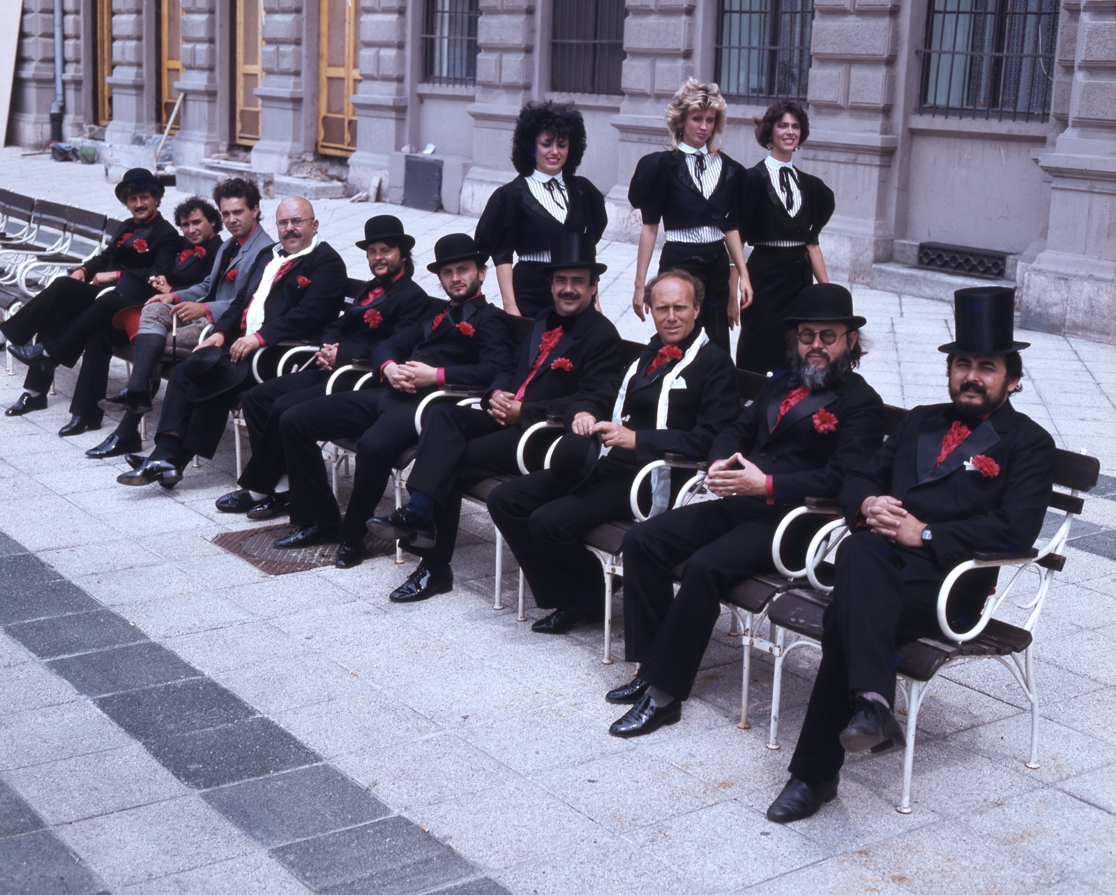Magyarország, Budapest V., Dunakorzó, háttérben a Thonet-udvar. Bergendy-együttes., 1986, Urbán Tamás, Budapest, Buchwald-szék, Fortepan #213812