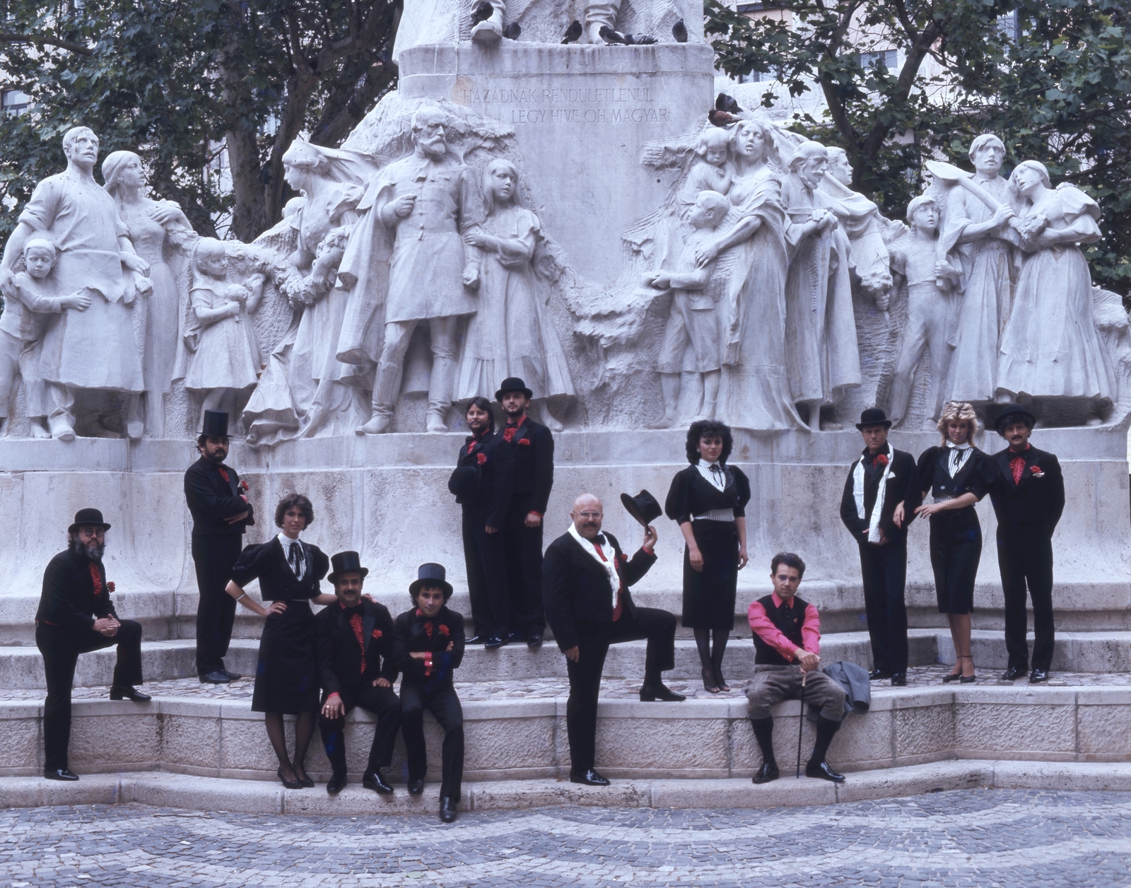 Hungary, Budapest V., Vörösmarty tér, Vörösmarty Mihály szobra (Kallós Ede, Telcs Ede és Márkus Géza 1908.). A szobor előtt a Bergendy-együttes., 1986, Urbán Tamás, Budapest, Fortepan #213813