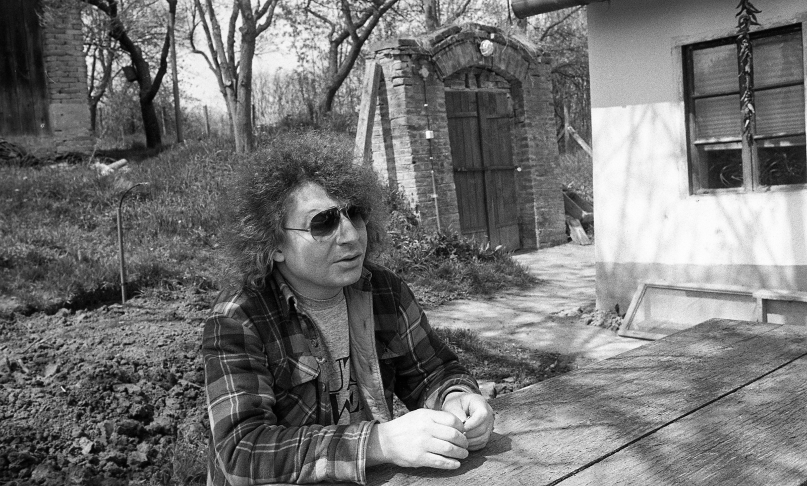 Magyarország, Somogyapáti, Dióspuszta, Demjén Ferenc énekes, dalszerző. A felvétel 1991-ben készült., 1990, Urbán Tamás, férfi, híres ember, napszemüveg, hajviselet, Fortepan #213817