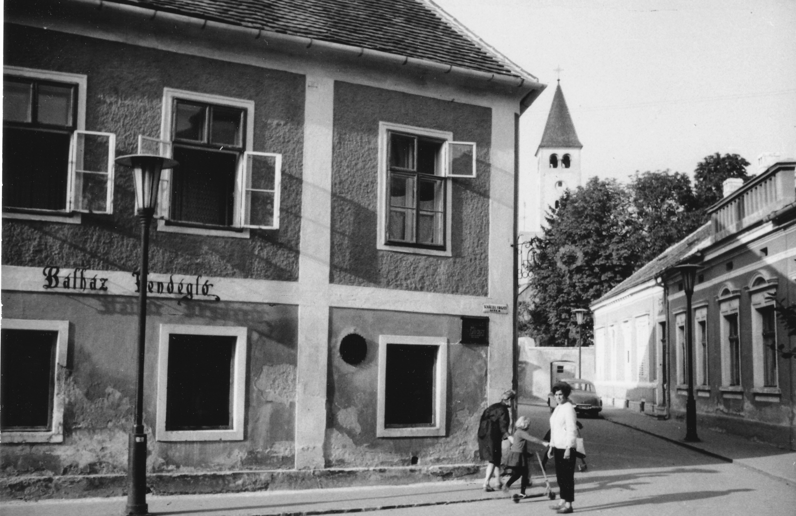 Hungary, Kőszeg, Táblaház (Schätzel Frigyes) utca - Schneller István utca sarkán a Bálház, távolabb az evangélikus templom harangtornya., 1965, Vincent Till Baumgartner, steeple, restaurant, Fortepan #213850