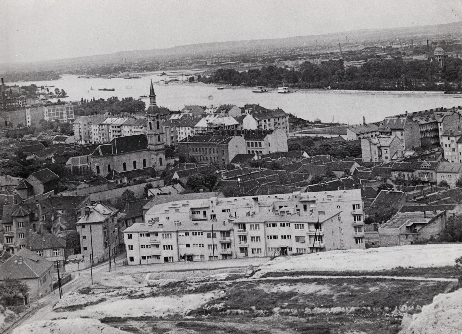 Hungary, Budapest II., kilátás a Szeréna út felől az Újlaki templom és az épülő Árpád híd felé. Előtérben a Kolozsvári Tamás utca 4/a és 4/b számú ház., 1942, Vincent Till Baumgartner, Budapest, picture, Fortepan #213852