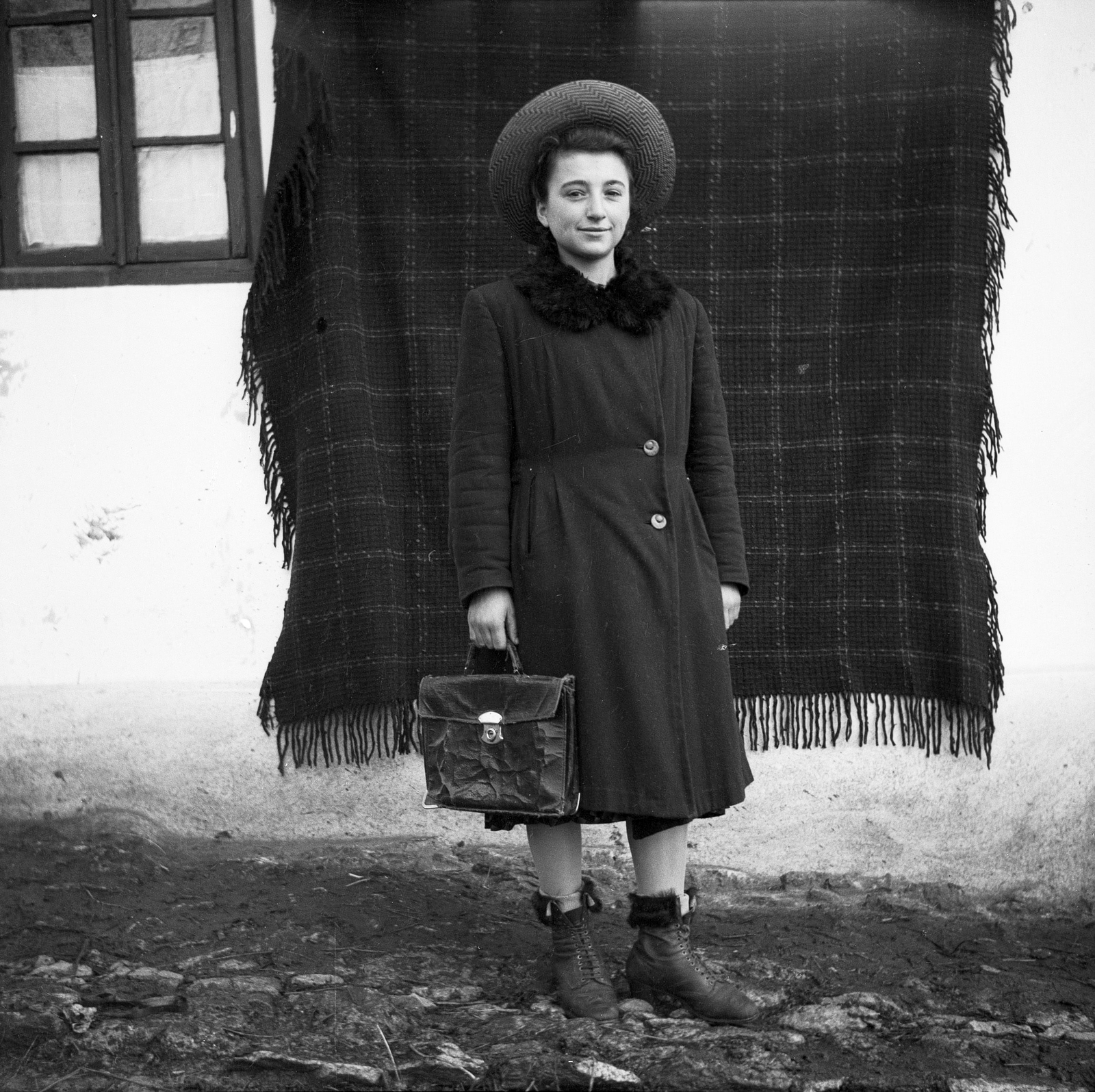 Moldova, Roșietici, 1959, Zaharia Cusnir, portré, kalap, lány, táska, kabát, képarány: négyzetes, Fortepan #213881