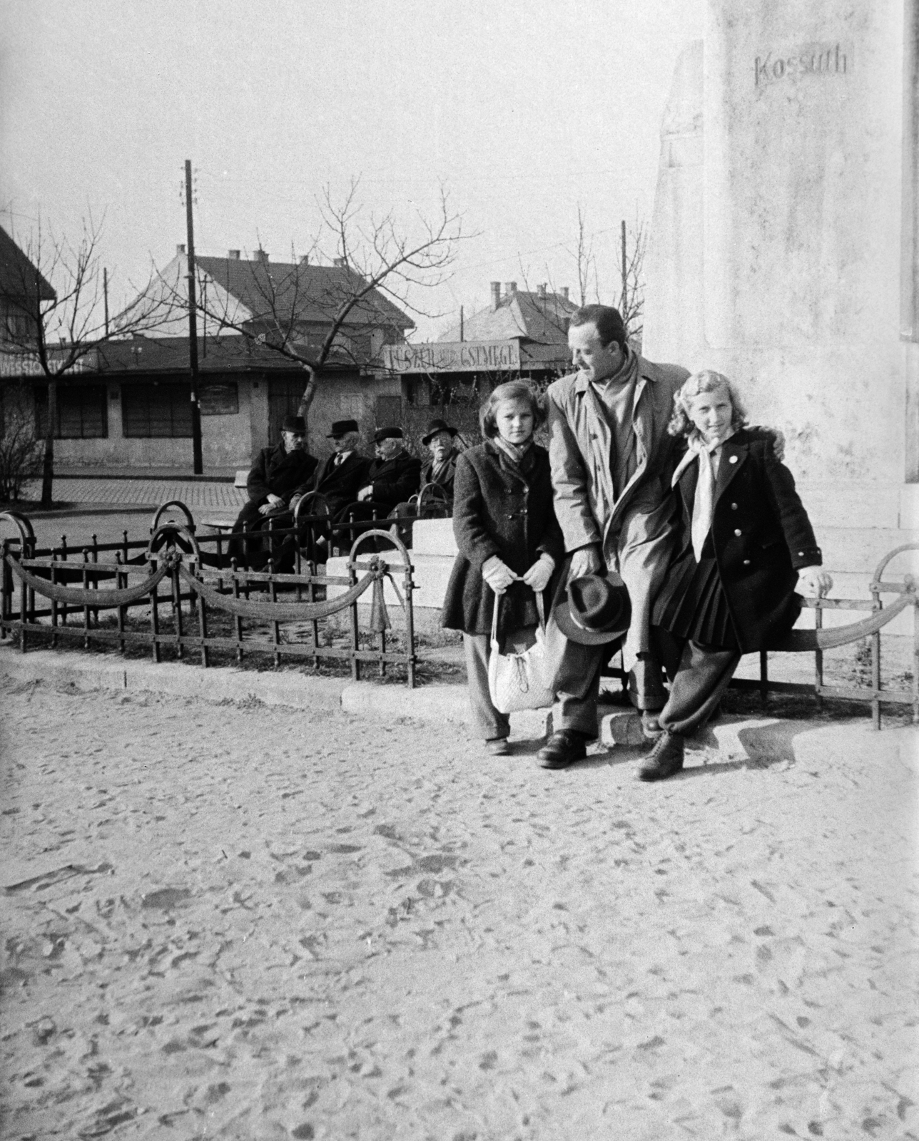 Magyarország, Budapest XIX., Kossuth tér, a felvétel Kossuth Lajos szobrának talapzatánál készült, háttérben a piac., 1954, Várkonyi Andrea, Budapest, lányok, apa, kalap kézben, piac, Fortepan #213951