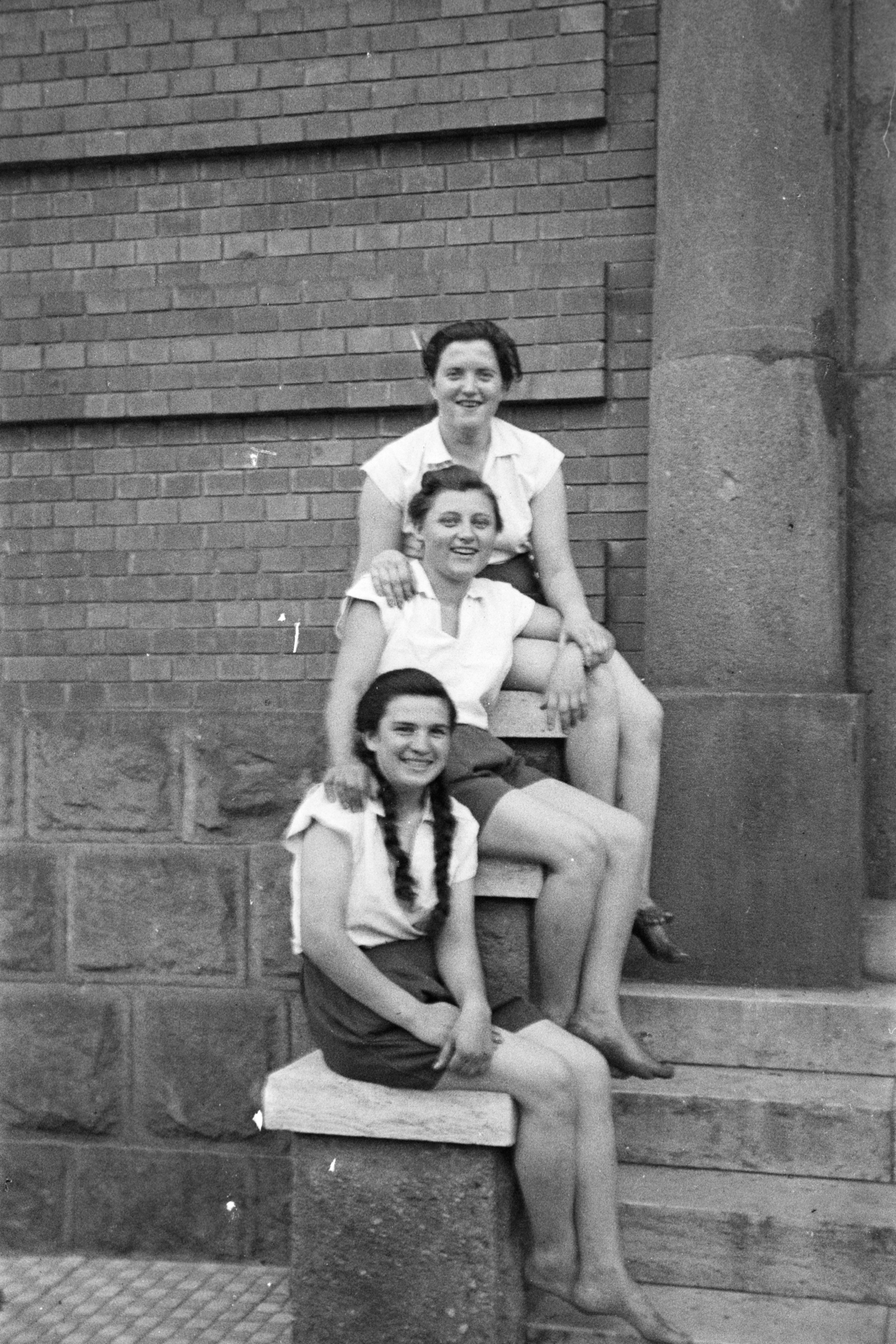 1954, Várkonyi Andrea, height chart, sitting on stairs, three people, Fortepan #213957