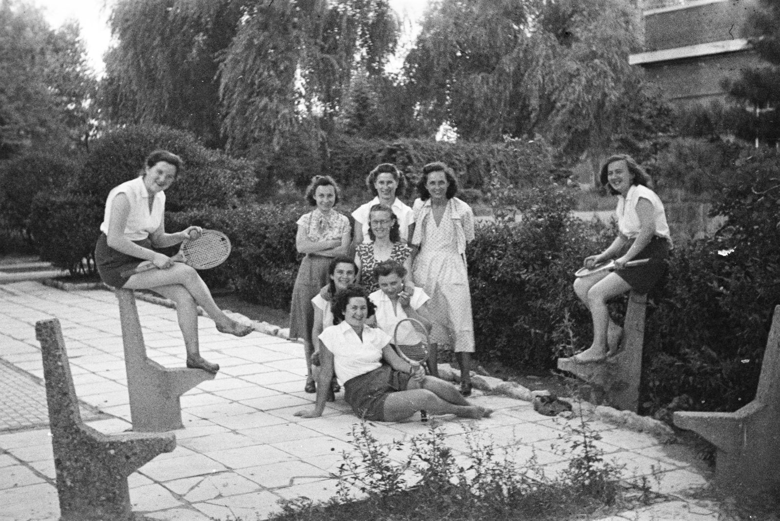 1954, Várkonyi Andrea, tennis rackets, fun, women, sitting on the ground, lacking, Fortepan #213958