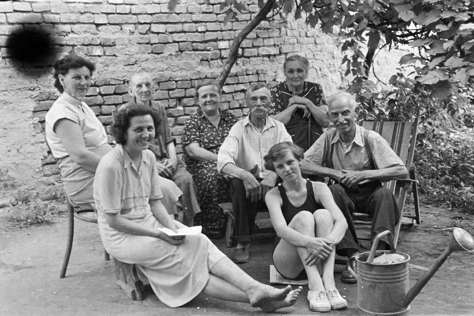 1955, Várkonyi Andrea, locsolókanna, nyugágy, generációk, nyár, család, Fortepan #213961