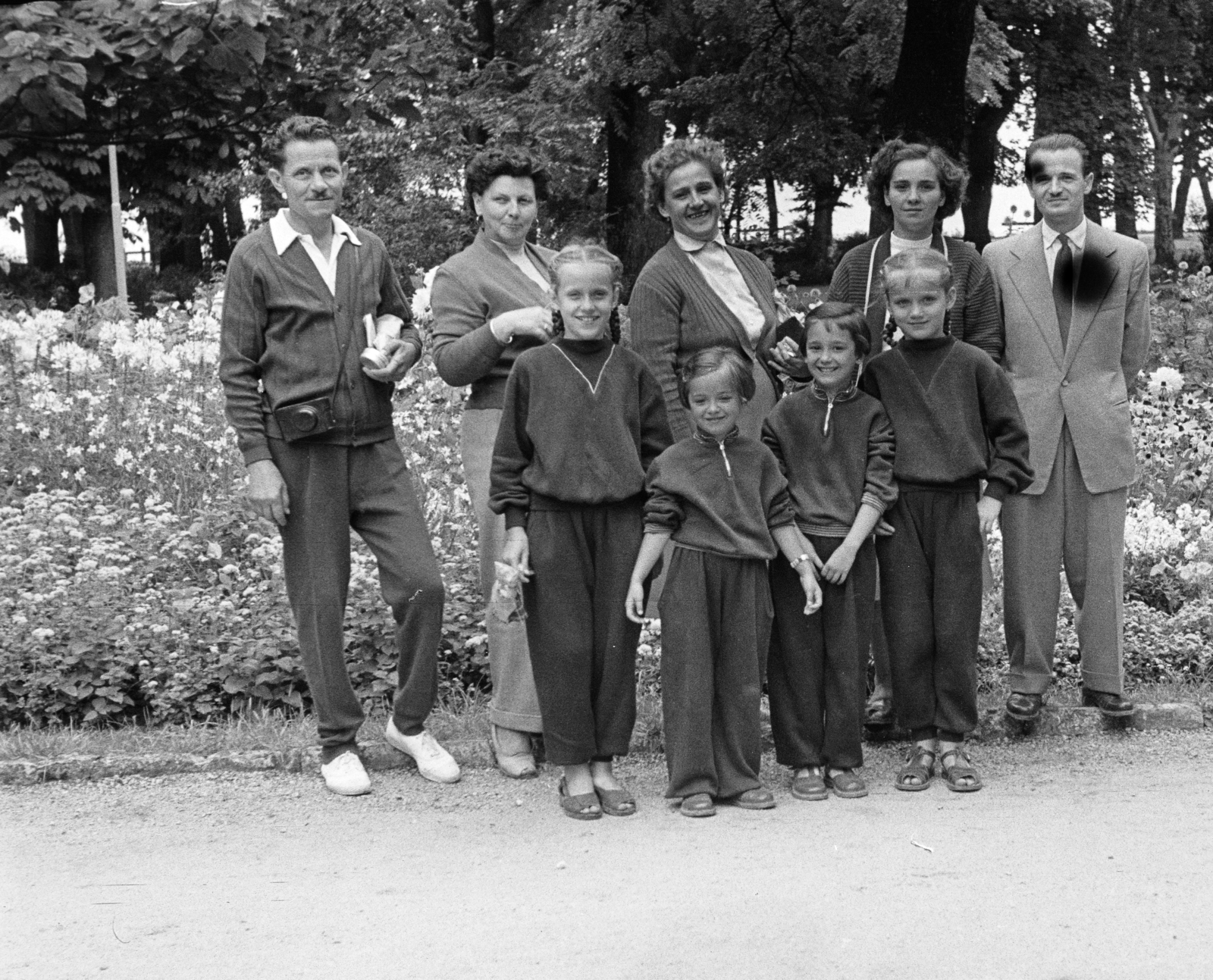 1955, Várkonyi Andrea, tableau, flower bed, kids, sweater, camera, Fortepan #213965