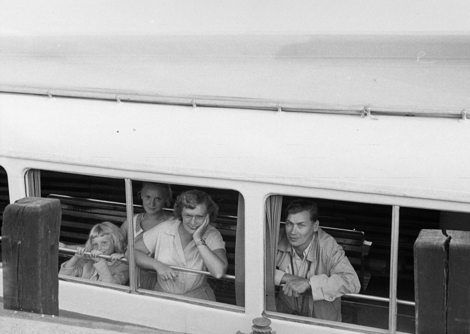 Hungary,Lake Balaton, a Siófok vizibusz., 1958, Várkonyi Andrea, passenger, smile, cabin, leaning out of the window, Fortepan #213966