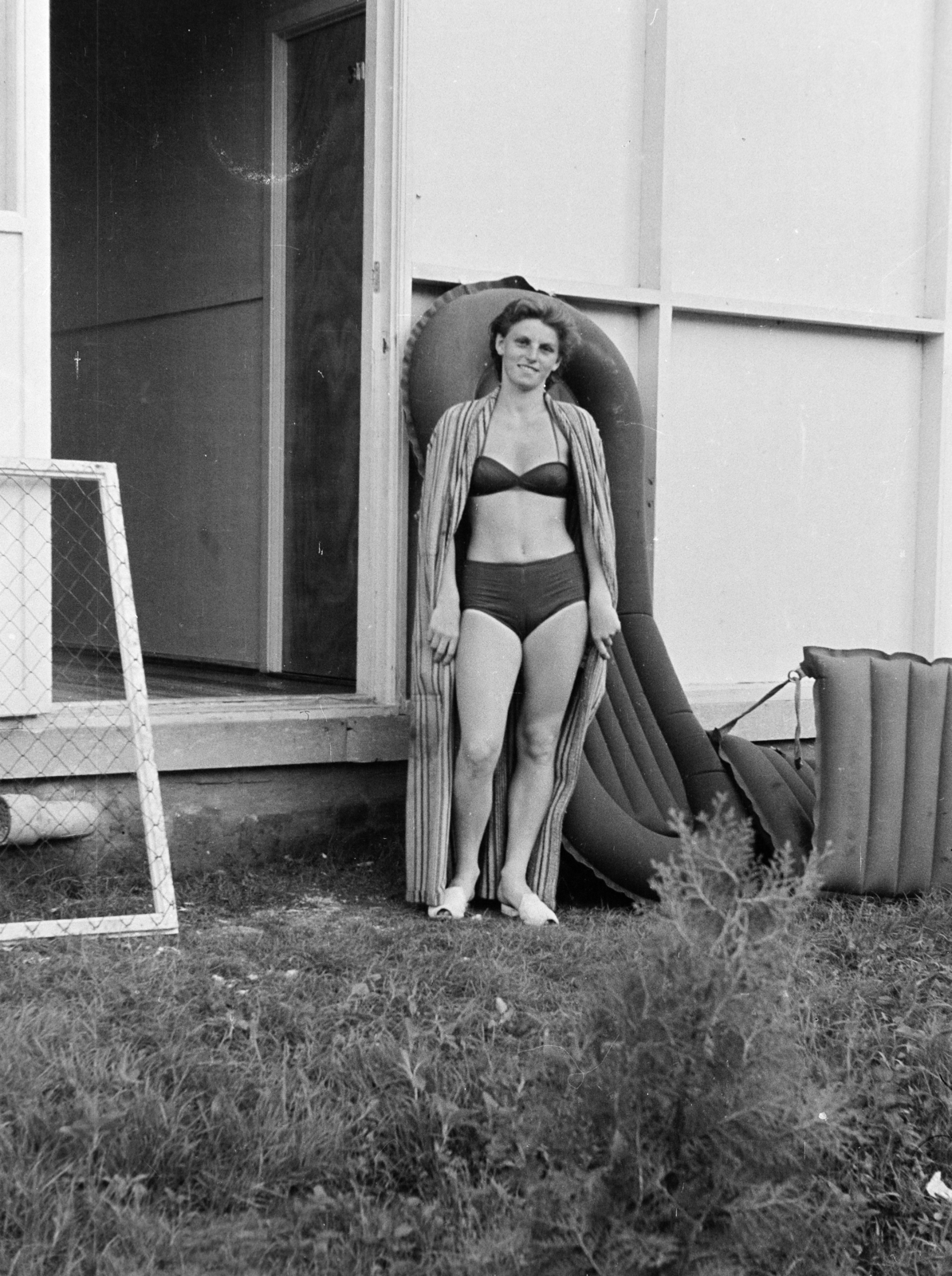 Magyarország,Balaton, Siófok, Glatz Henrik utca, Motel., 1955, Várkonyi Andrea, motel, gumimatrac, hölgy, bikini, Fortepan #213968