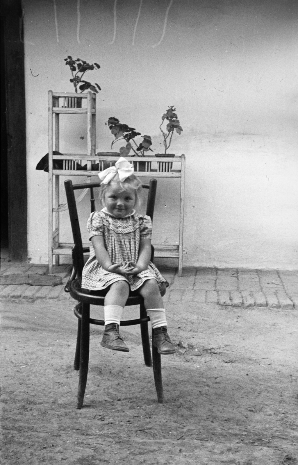 1955, Várkonyi Andrea, kislány, masni, ölbe tett kéz, thonet, virágtartó, Fortepan #213973