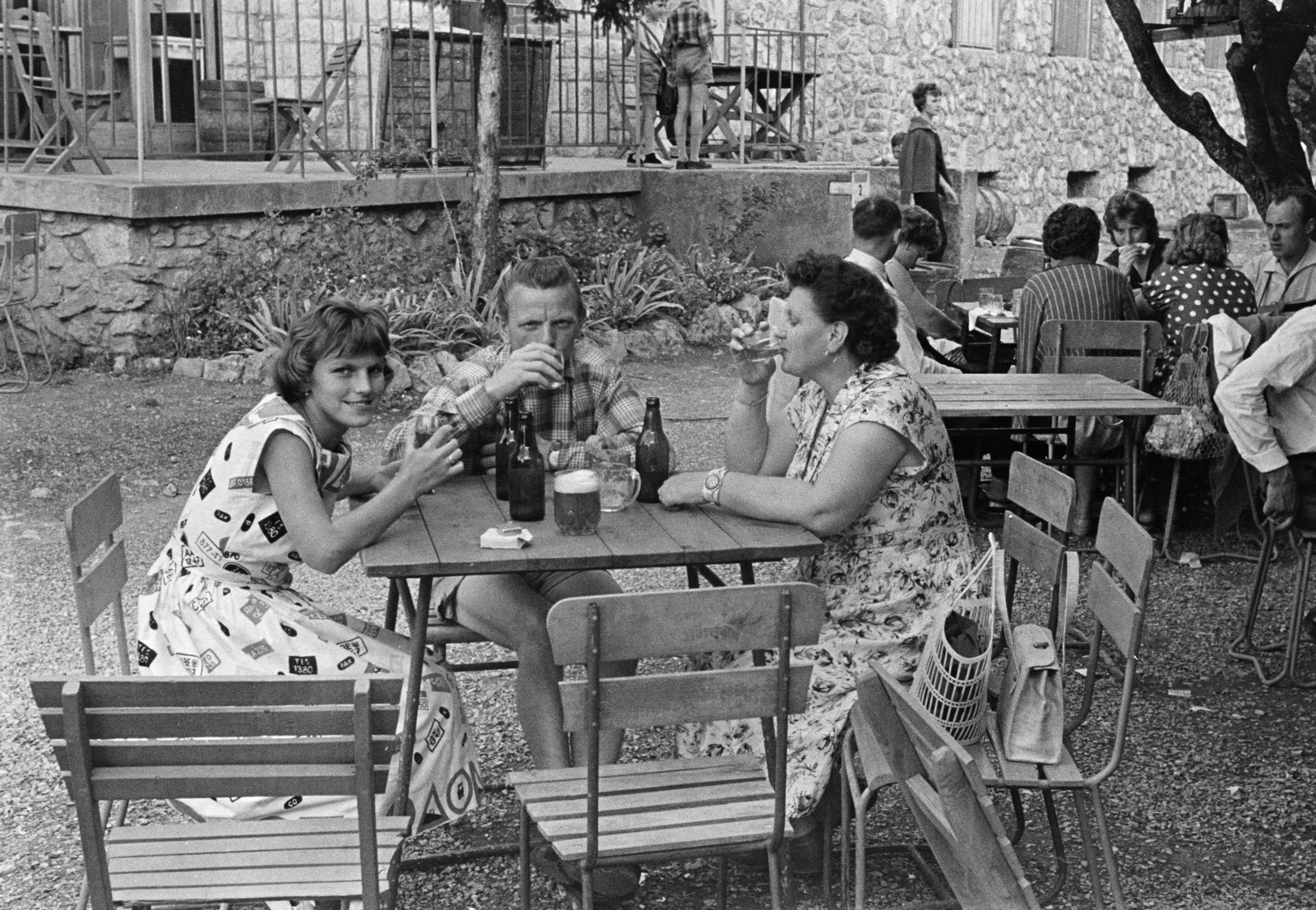 1955, Várkonyi Andrea, kerthelyiség, nyári ruha, söröskorsó, Fortepan #213983
