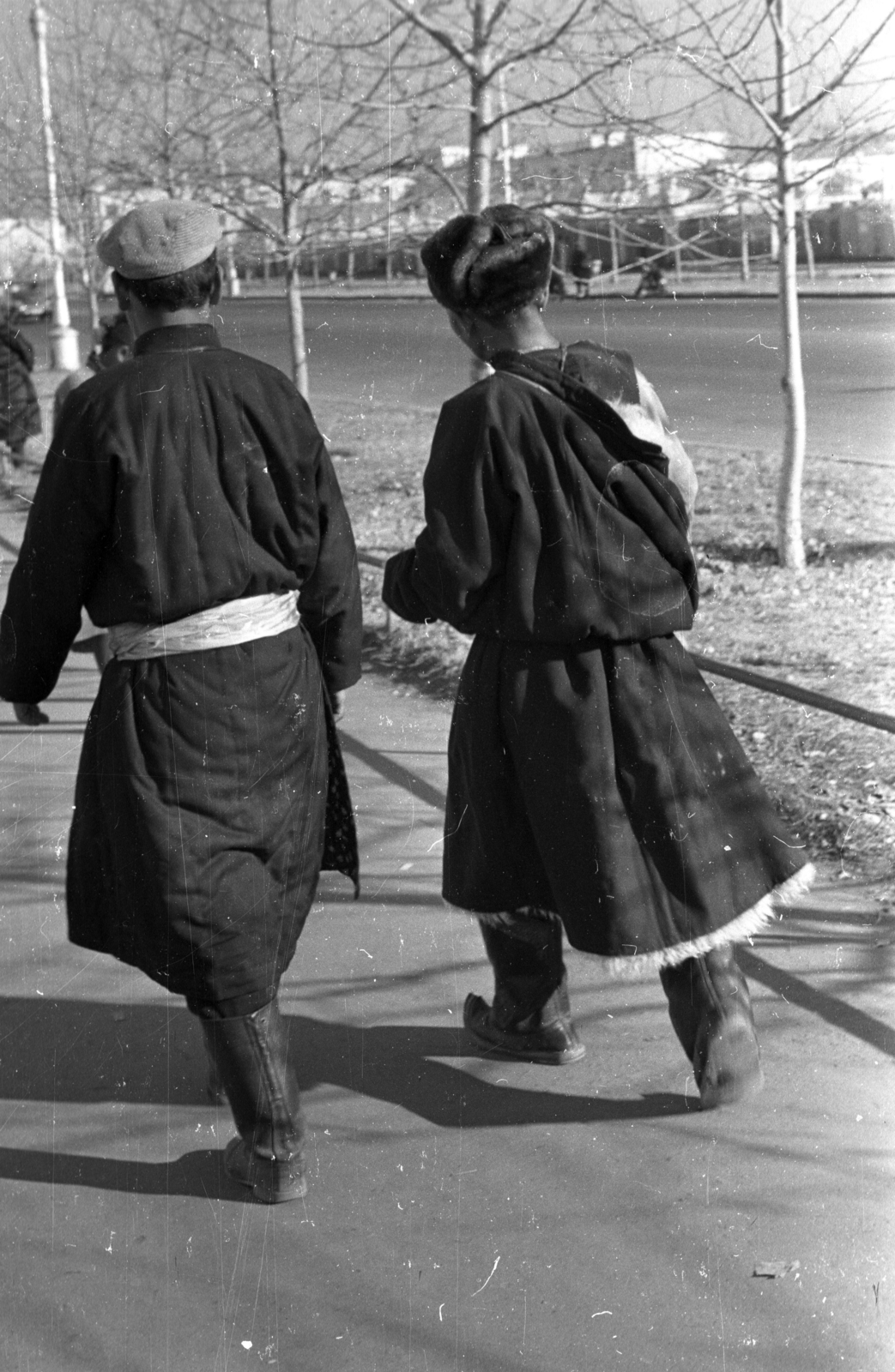 Mongólia, Ulánbátor, 1969, Gábor Viktor, háttal, népviselet, Fortepan #214016