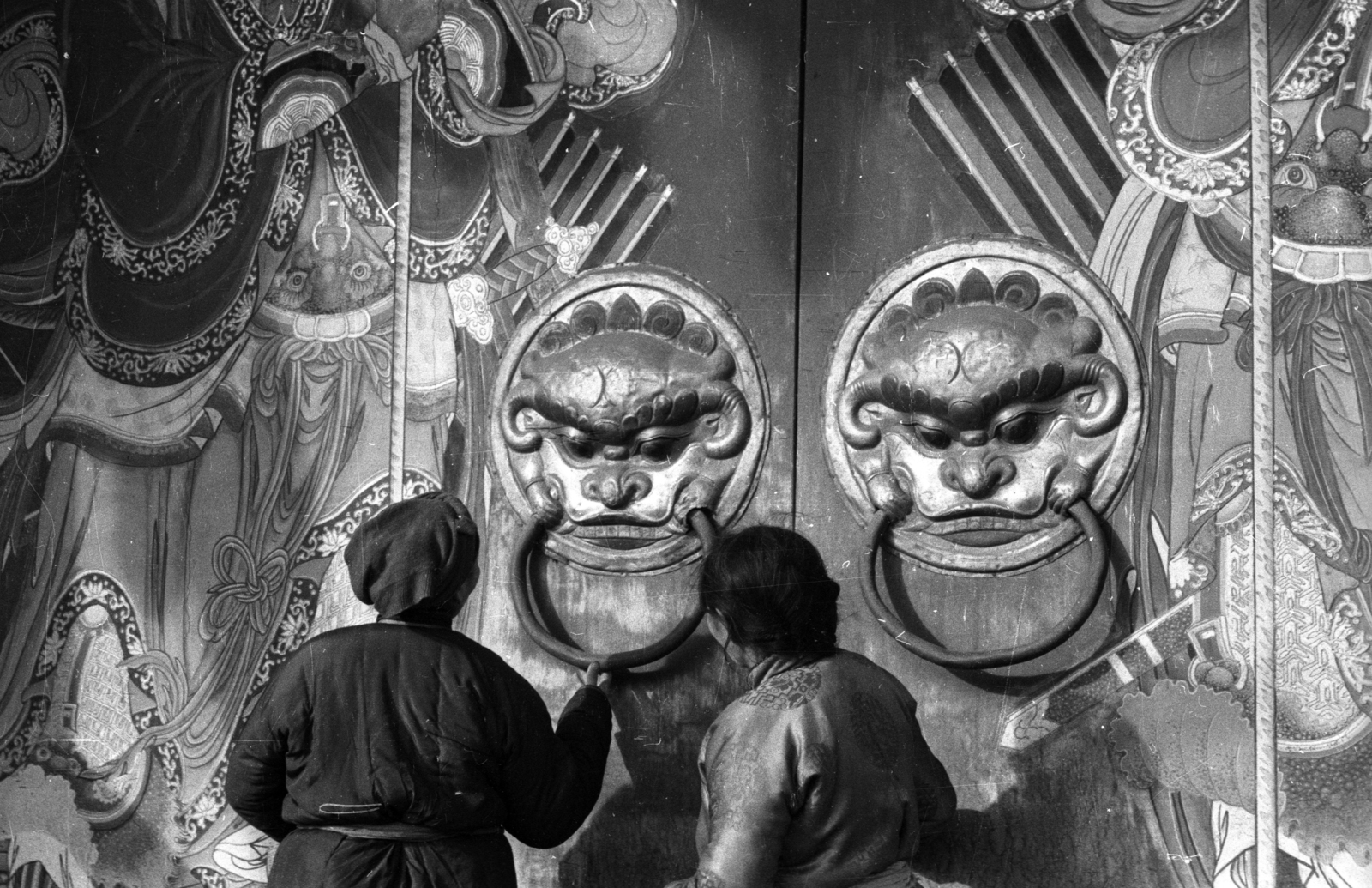 Mongolia, Ulánbátor, Bogd Khan Téli Palotája / Bogd Khan Palota Múzeum bejárata., 1969, Gábor Viktor, folk costume, gate, knocker, Fortepan #214030