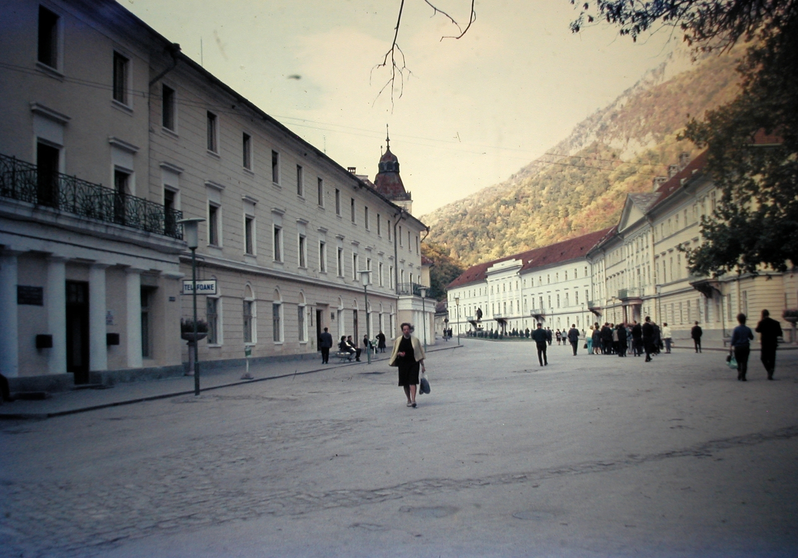 Romania,Transylvania, Băile Herculane, Herkules tér (Piata Hercules), jobbról a Teréz udvar és a József udvar., 1975, Fortepan, colorful, Fortepan #21407