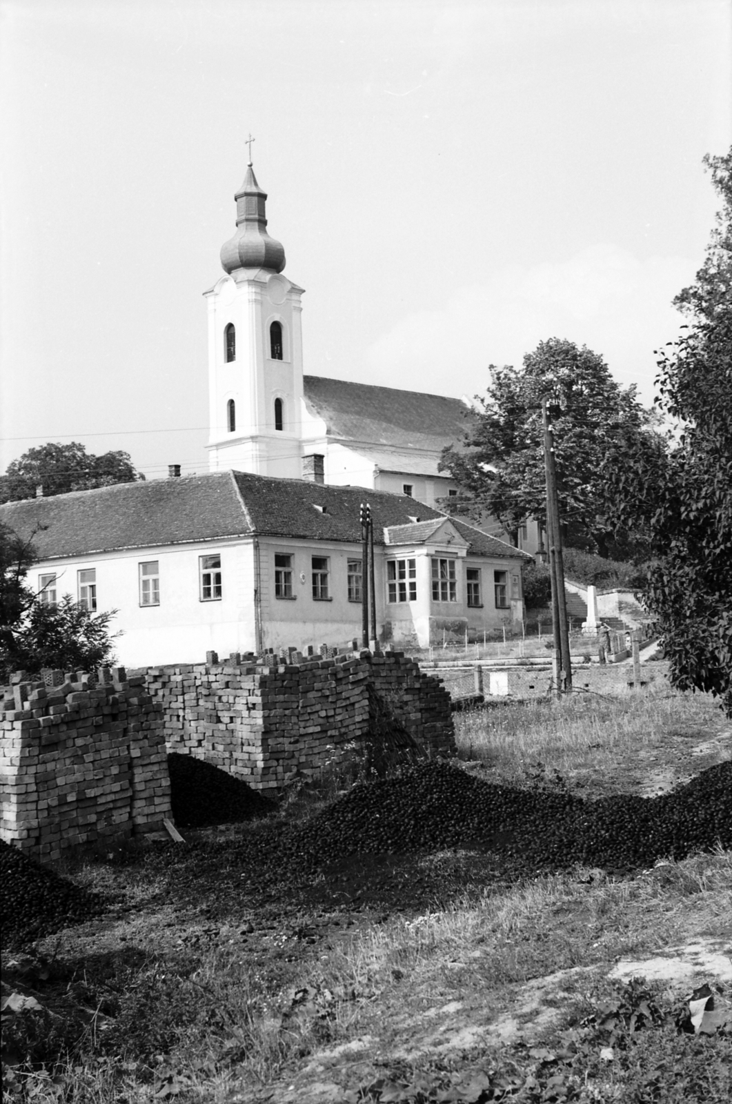 Hungary, általános iskola és a Szent László-templom., 1968, Heinz Bachmann, church, Fortepan #214089