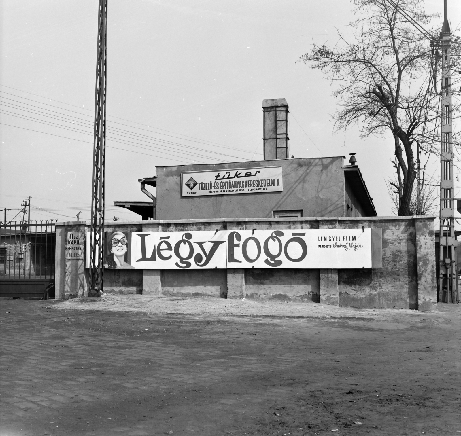 Hungary, Budapest VIII., a Józsefvárosi pályaudvar II. számú kapuja, jobbra a Kőbányai út. A Fővárosi Moziüzemi Vállalat (FŐMO) által forgalmazott film plakátja., 1970, FŐFOTÓ, Budapest, movie poster, Fortepan #214101