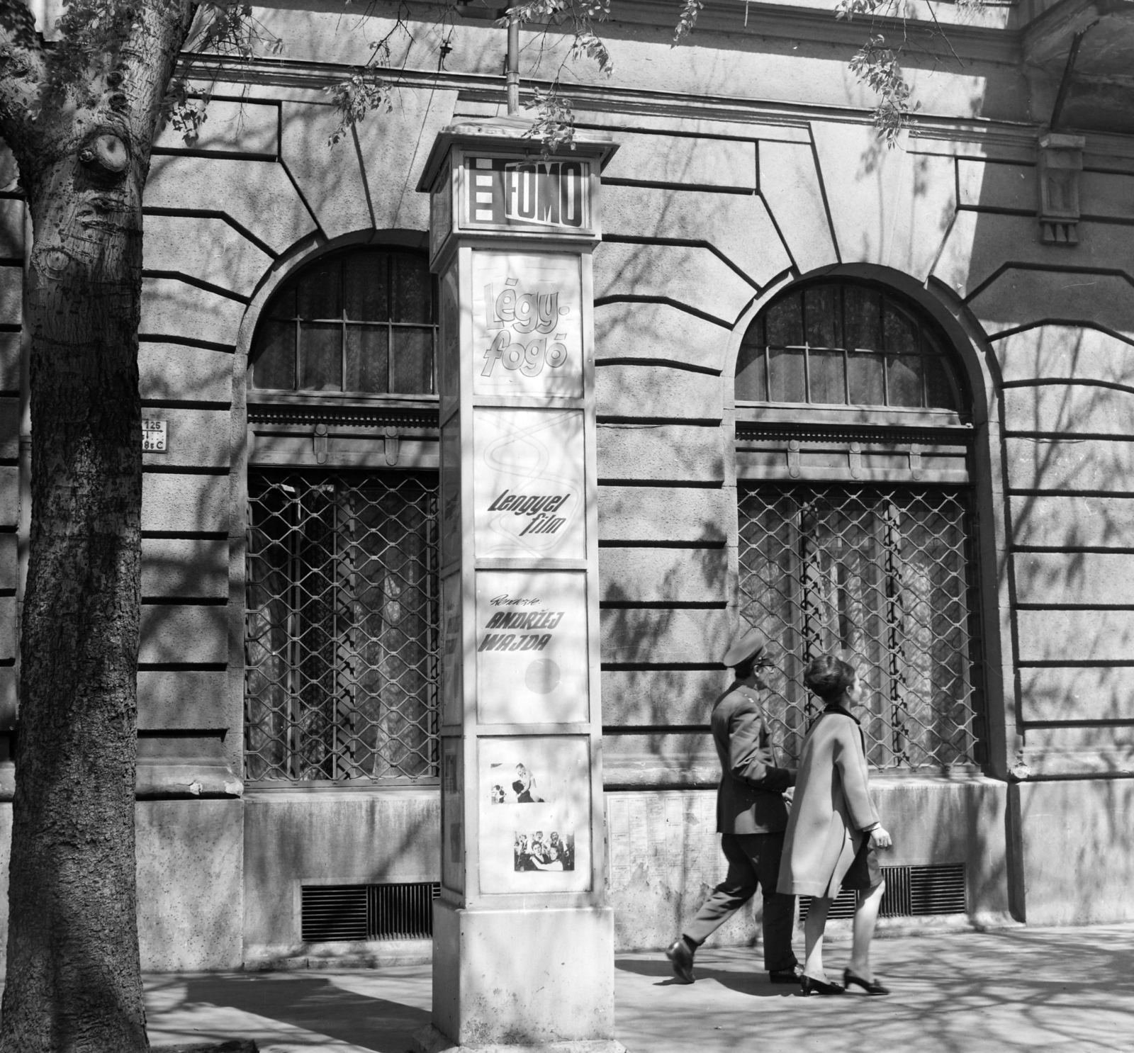 Hungary, Budapest X., Füzér utca, a Fővárosi Moziüzemi Vállalat (FŐMO) által forgalmazott filmek hirdetőoszlopa, az egykori kaszinó épülete előtt., 1970, FŐFOTÓ, Budapest, Fortepan #214102