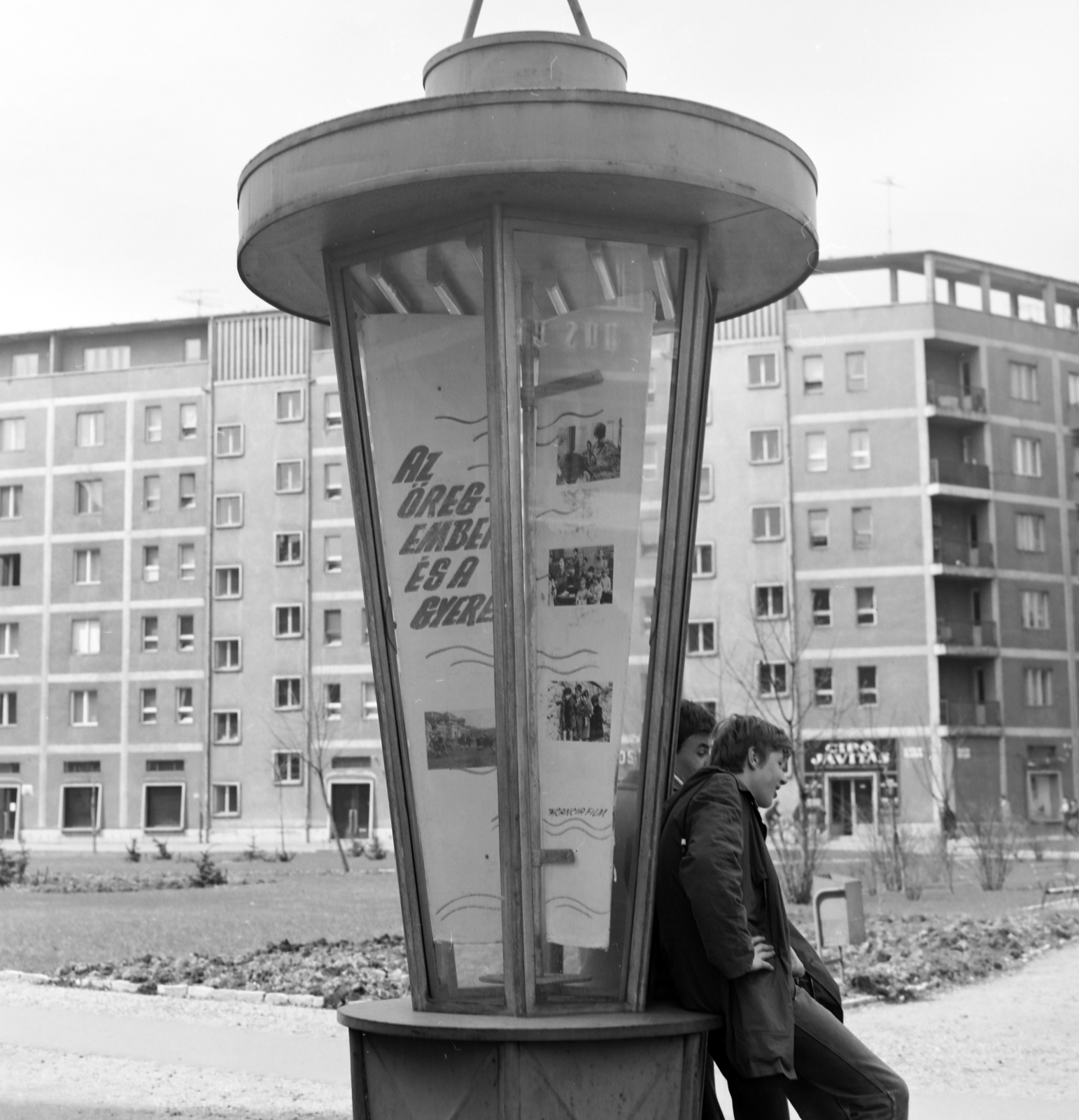 Magyarország, Budapest XIII., Fiastyúk (Thälmann) utca, a Fővárosi Moziüzemi Vállalat (FŐMO) által forgalmazott filmeket hirdető vitrinoszlop. A Béke utca irányából a Fiastyúk (Thälmann) utca - Tahi utca közötti sorház felé nézve., 1970, FŐFOTÓ, Budapest, lakótelep, filmplakát, hirdetőoszlop, Fortepan #214103