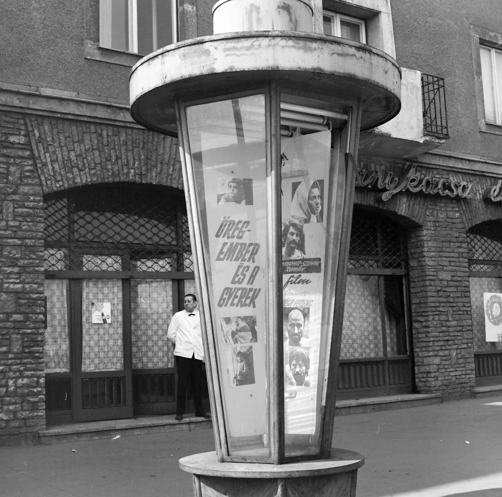 Hungary, Budapest XIV., az Örs vezér tere 2-es számú ház előtt a Fővárosi Moziüzemi Vállalat (FŐMO) által forgalmazott filmeket hirdető vitrinoszlop., 1970, FŐFOTÓ, Budapest, Fortepan #214104