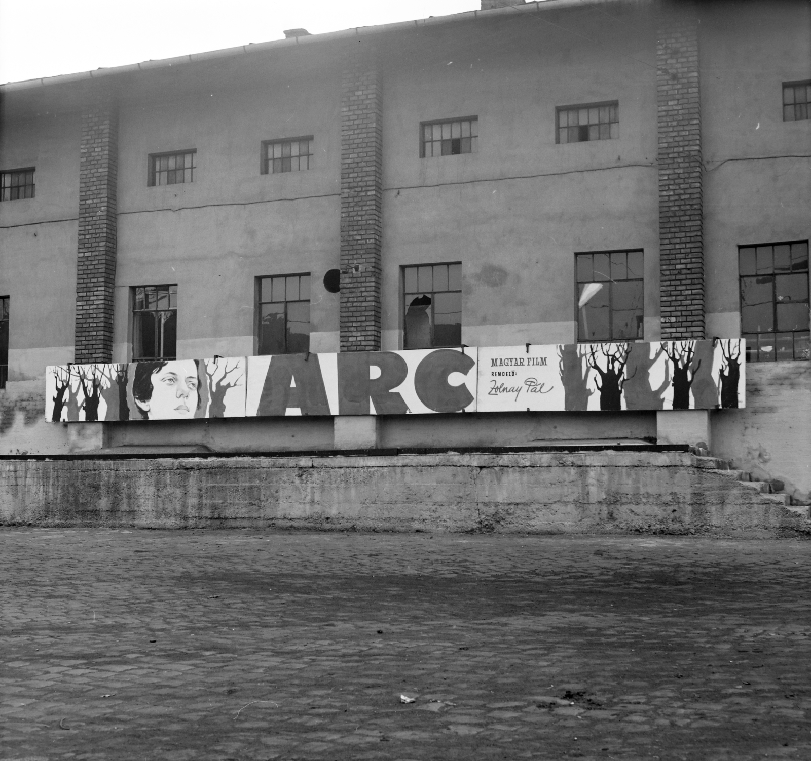 Hungary, Budapest VIII., Orczy tér, Józsefvárosi pályaudvar. A Fővárosi Moziüzemi Vállalat (FŐMO) által forgalmazott film plakátja., 1970, FŐFOTÓ, Budapest, movie poster, Fortepan #214110