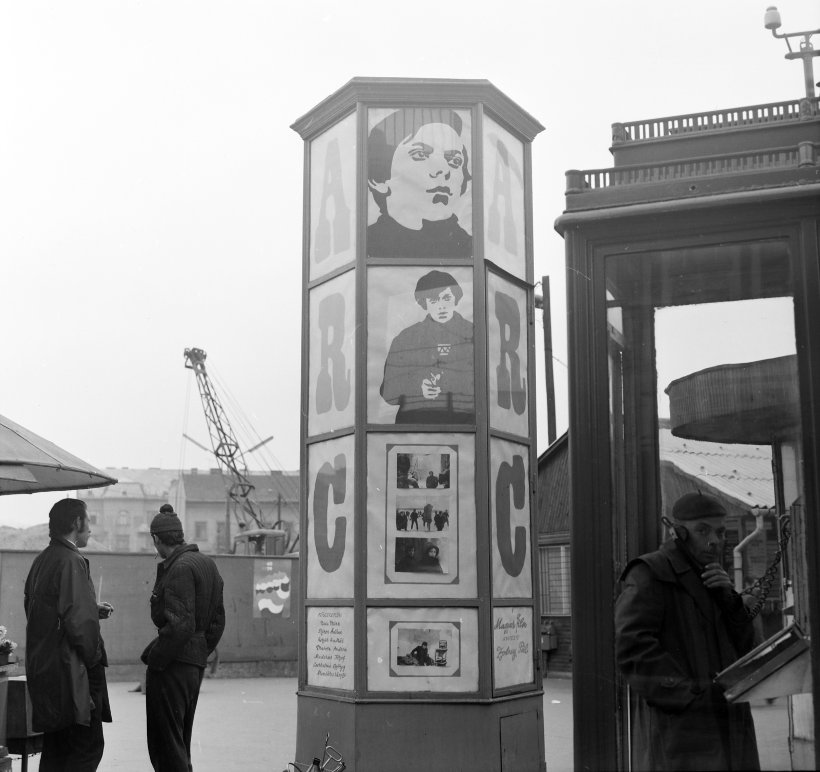 Hungary, Budapest II., Széll Kálmán (Moszkva) tér, a Fővárosi Moziüzemi Vállalat (FŐMO) által forgalmazott film hirdetése a Várfok utcához vezető felüljárónál., 1970, FŐFOTÓ, Budapest, Fortepan #214111