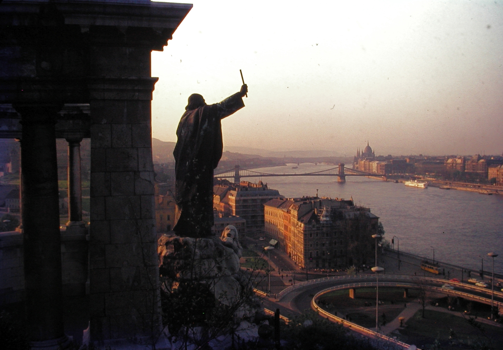 Hungary, Budapest I., kilátás a Szent Gellért szobortól a Széchenyi Lánchíd és az Országház felé., 1972, Fortepan, colorful, picture, Budapest, Saint Gerard-portrayal, Fortepan #21412