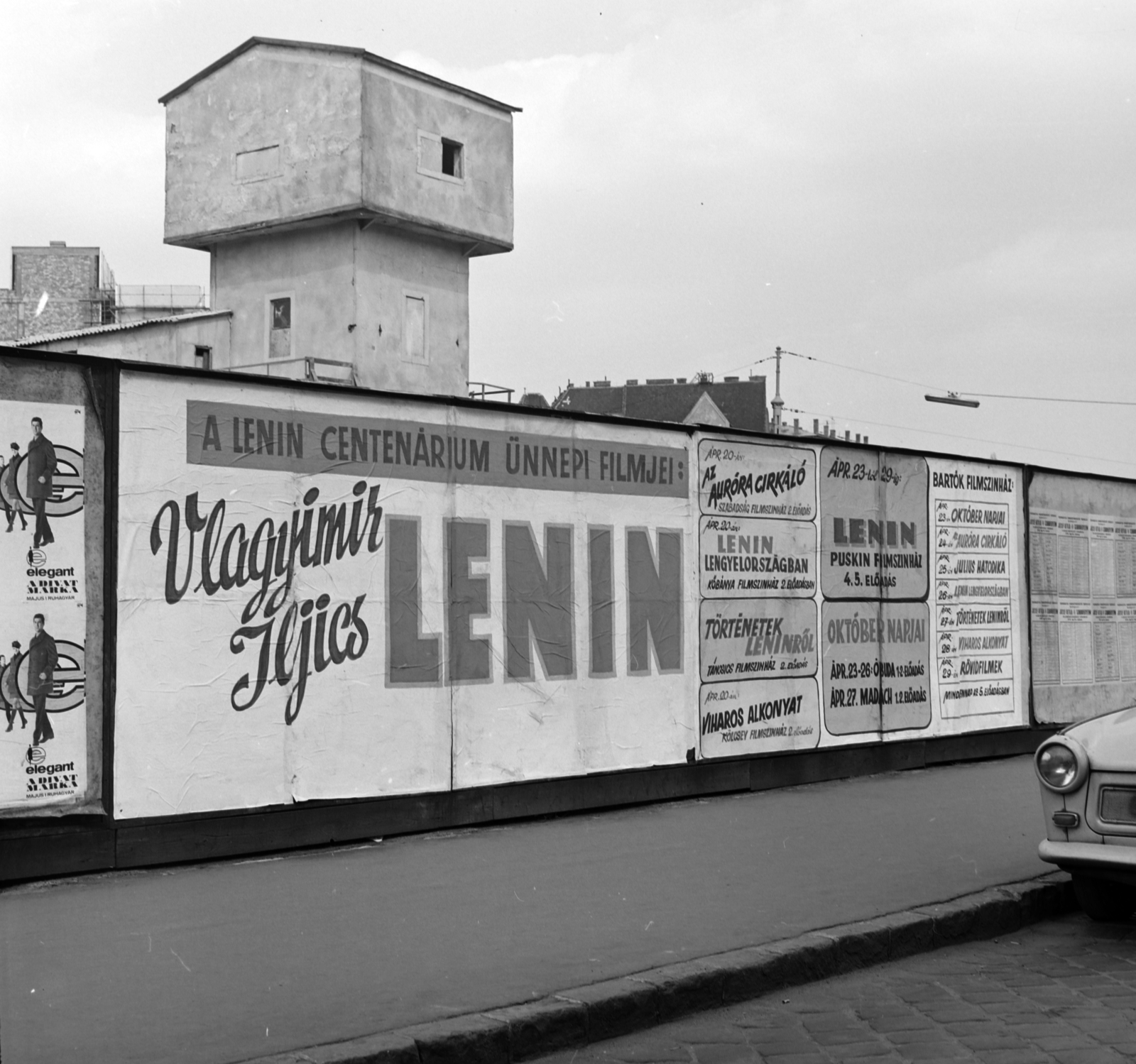 Hungary, Budapest II., Margit körút (Mártírok útja), előtérben a Retek utca és a Lövőház utca közötti metróépítési terület kerítése. A Fővárosi Moziüzemi Vállalat (FŐMO) által forgalmazott film plakátja. A kerítése mögött kissé balra a Lövőház utca sarkán a metróépítés felvonótornya., 1970, FŐFOTÓ, Budapest, Fortepan #214121