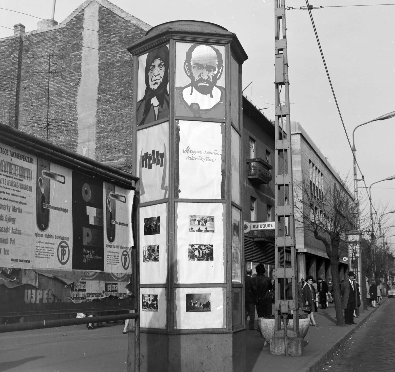 Hungary, Budapest IV., az Árpád út az Állami Áruház és az István (Bajcsy-Zsilinszky) út felé nézve. Előtérben a Fővárosi Moziüzemi Vállalat (FÖMO) által forgalmazott film hirdetése., 1970, FŐFOTÓ, Budapest, Fortepan #214125