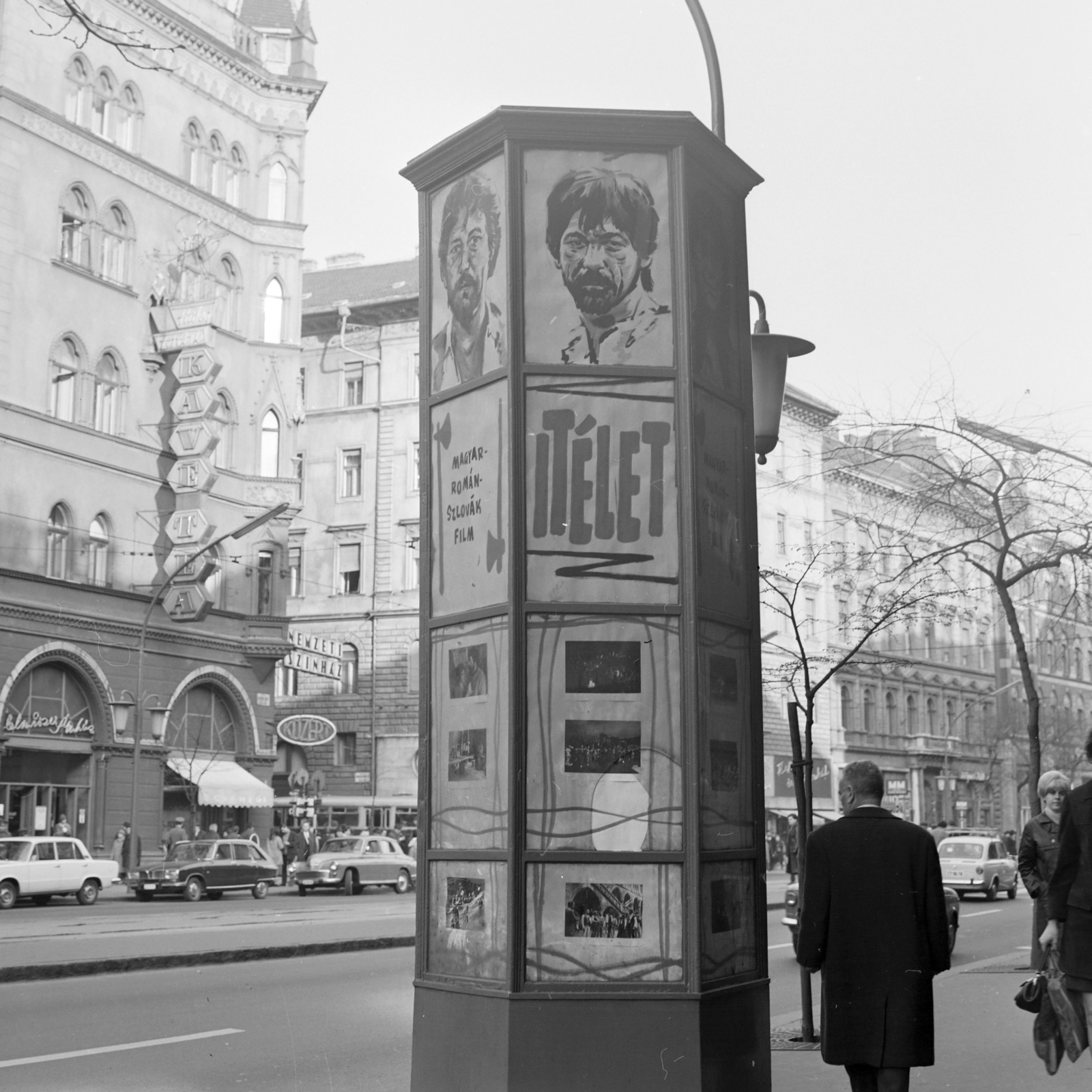 Magyarország, Budapest VII., Erzsébet (Lenin) körút, a 30-as számú ház előtt a Fővárosi Moziüzemi Vállalat (FŐMO) által forgalmazott film hirdetése., 1970, FŐFOTÓ, Budapest, Fortepan #214128