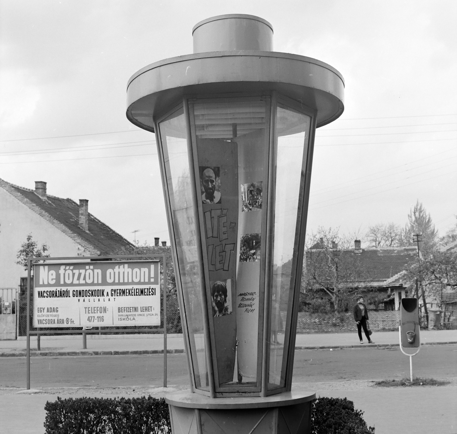 Hungary, Budapest XVIII., a felvétel a Lakatos út 1. számú ház előtt készült. A Fővárosi Moziüzemi Vállalat (FŐMO) által forgalmazott filmeket hirdető vitrinoszlopa az Üllői út (Vörös Hadsereg útja) közelében., 1970, FŐFOTÓ, Budapest, Fortepan #214133