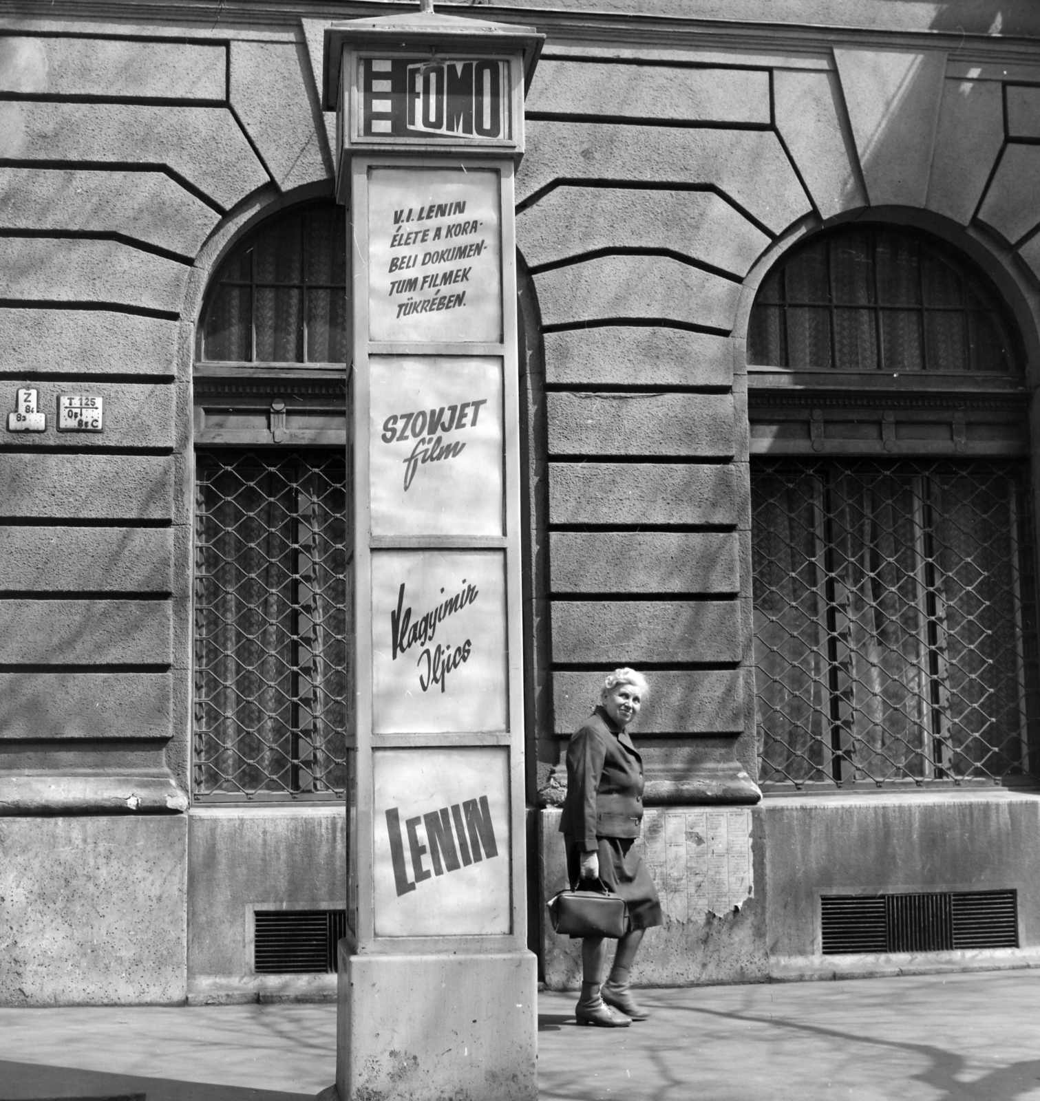 Hungary, Budapest X., Füzér utca, a Fővárosi Moziüzemi Vállalat (FŐMO) által forgalmazott filmek hirdetőoszlopa, az egykori kaszinó épülete előtt., 1970, FŐFOTÓ, Budapest, Fortepan #214136