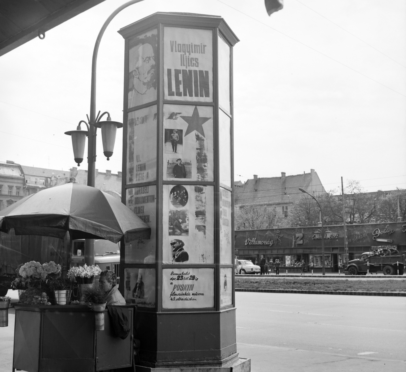 Hungary, Budapest VII.,Budapest V., Károly (Tanács) körút, a Fővárosi Moziüzemi Vállalat (FŐMO) által forgalmazott film hirdetése. Háttérben üzletsor a Gerlóczy utca és a Bárczy István utca között (később a Városháza park került kialakításra a helyén)., 1970, FŐFOTÓ, Budapest, Fortepan #214141