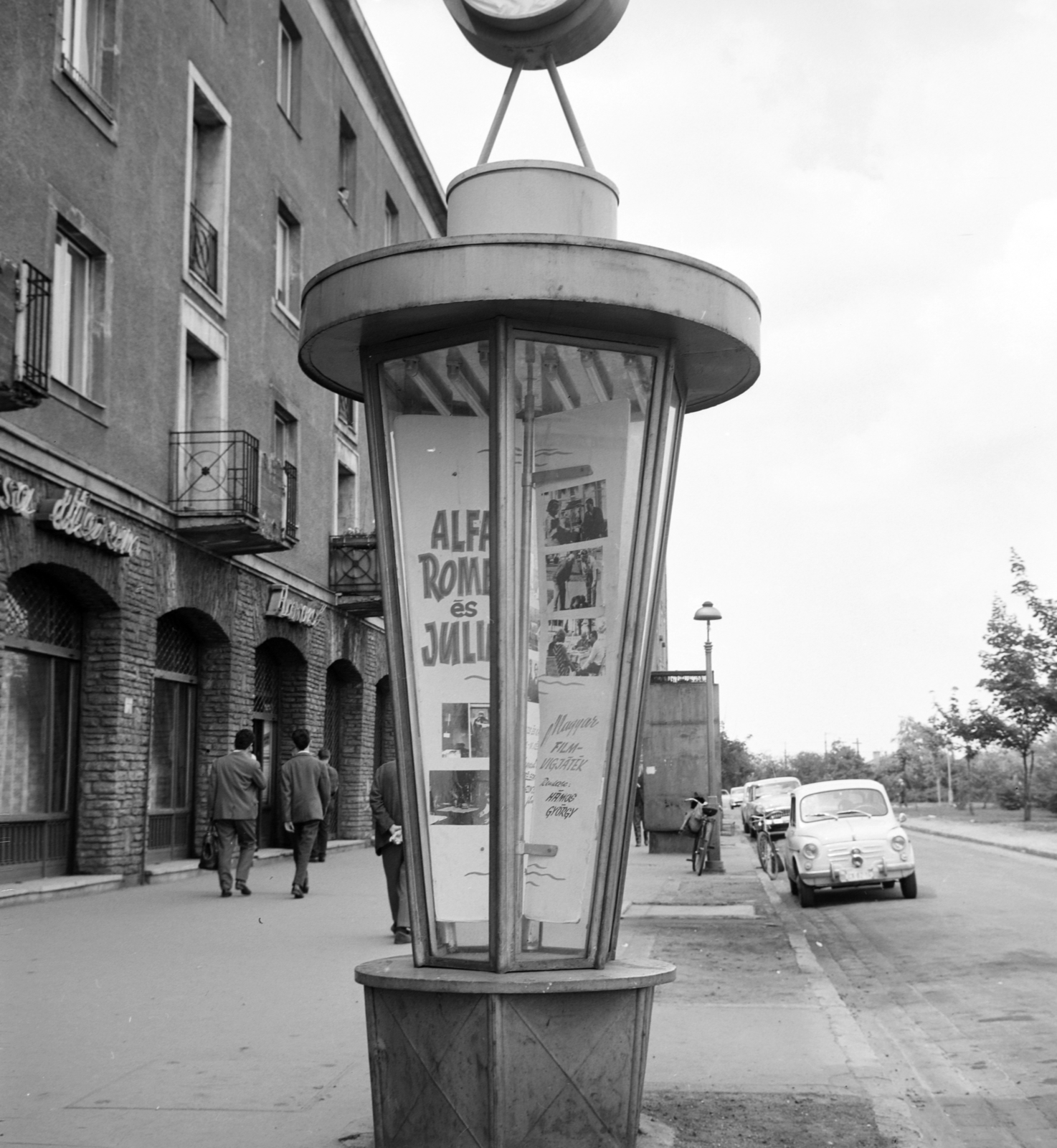 Hungary, Budapest XIV., Örs vezér tere a Kerepesi úttól a Bolgárkertész (Martos Flóra) utca felé nézve. A Fővárosi Moziüzemi Vállalat (FŐMO) által forgalmazott filmeket hirdető vitrinoszlop., 1970, FŐFOTÓ, Budapest, Fortepan #214154