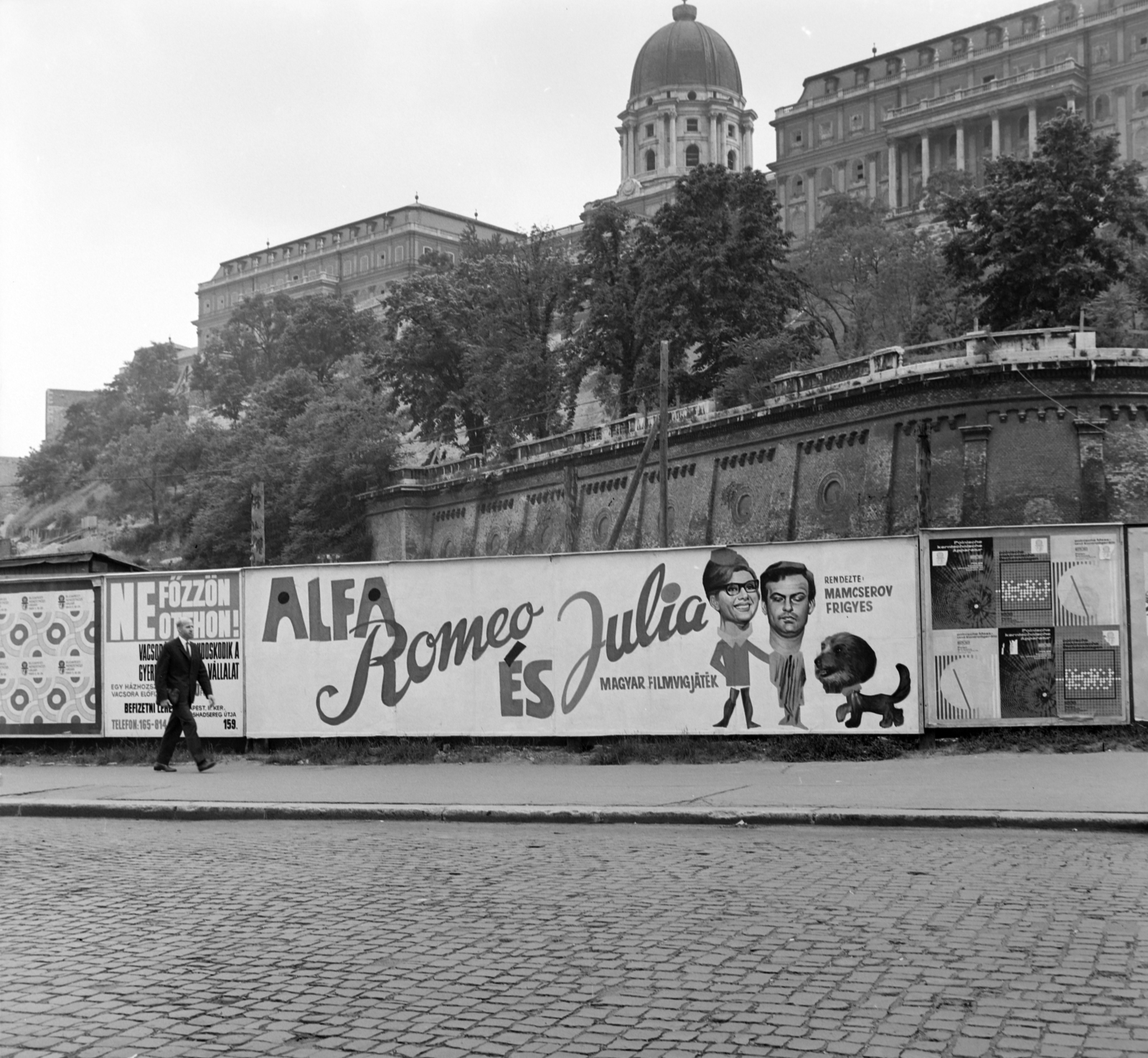 Hungary, Budapest I., Clark Ádám tér az Alagút előtt, háttérben a Budavári Palota (korábban Királyi Palota). A palánkon a Fővárosi Moziüzemi Vállalat (FŐMO) által forgalmazott film plakátja., 1970, FŐFOTÓ, Budapest, Best of, Fortepan #214157