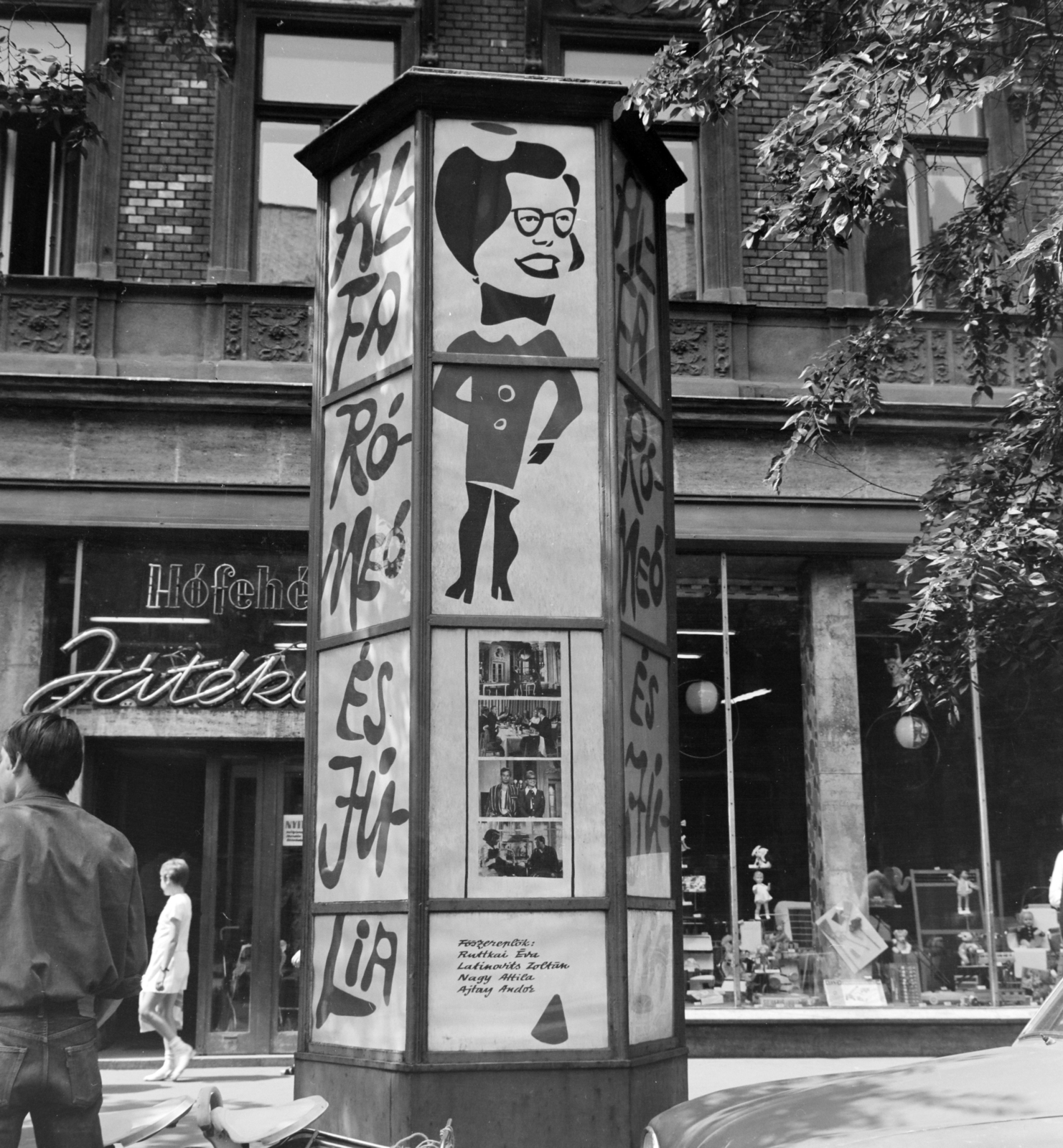 Hungary, Budapest VII., Erzsébet (Lenin) körút, a 24-es számú ház előtt a Fővárosi Moziüzemi Vállalat (FŐMO) által forgalmazott film hirdetése., 1970, FŐFOTÓ, Budapest, Fortepan #214160