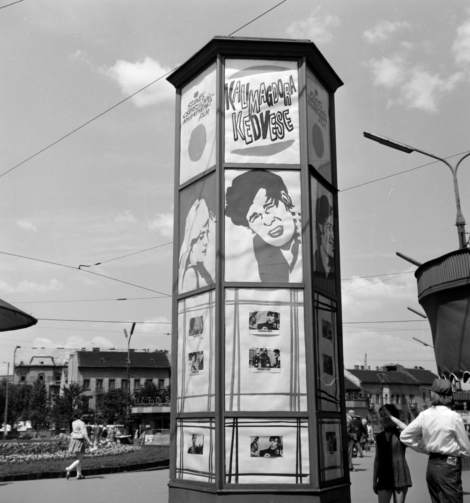 Hungary, Budapest II., Széll Kálmán (Moszkva) tér, a Fővárosi Moziüzemi Vállalat (FŐMO) által forgalmazott film hirdetése a Várfok utcához vezető felüljárónál., 1970, FŐFOTÓ, Budapest, Fortepan #214166