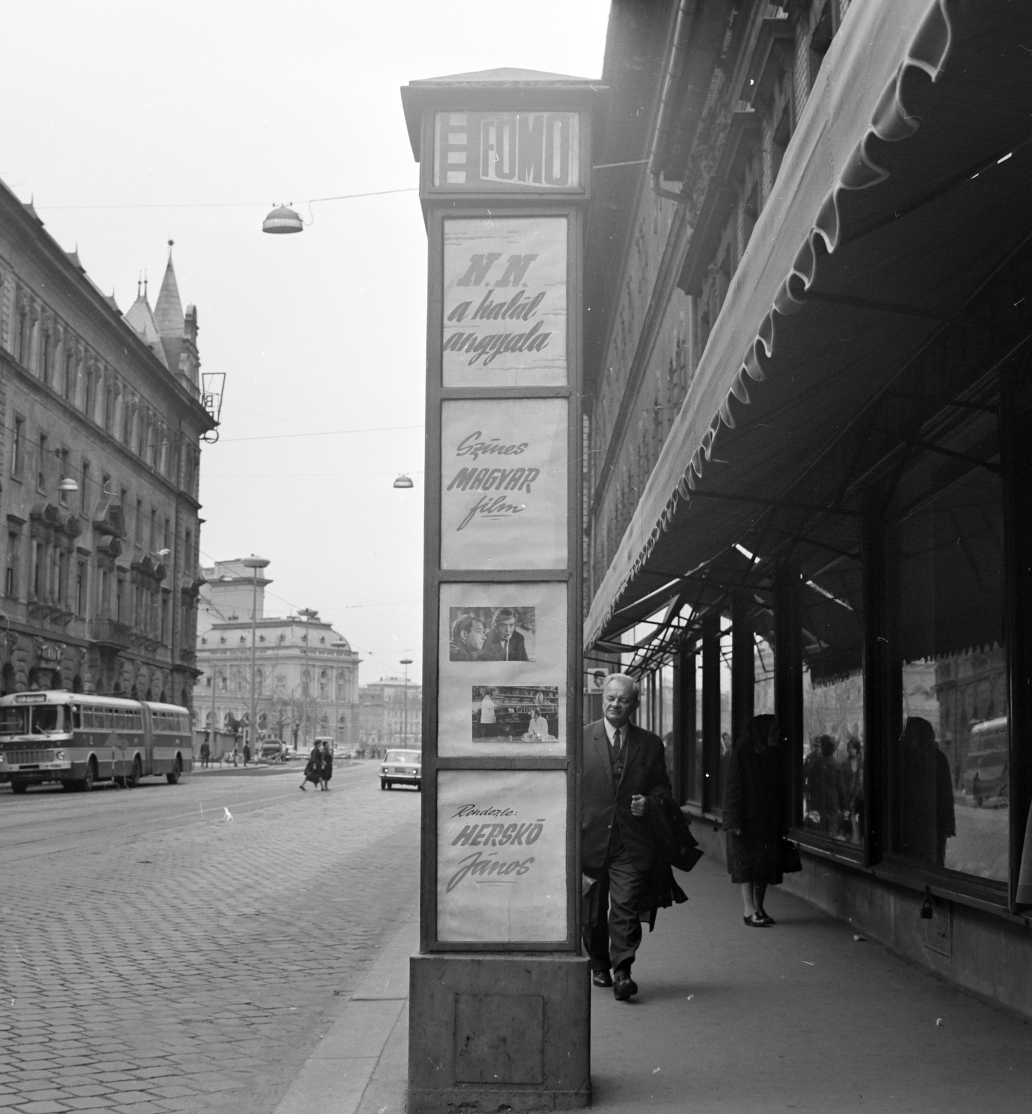 Hungary, Budapest VII., a Thököly út a Baross tér felé nézve, a Fővárosi Moziüzemi Vállalat (FŐMO) által forgalmazott filmek hirdetőoszlopa a Murányi utca kereszteződésénél., 1970, FŐFOTÓ, Budapest, Fortepan #214173