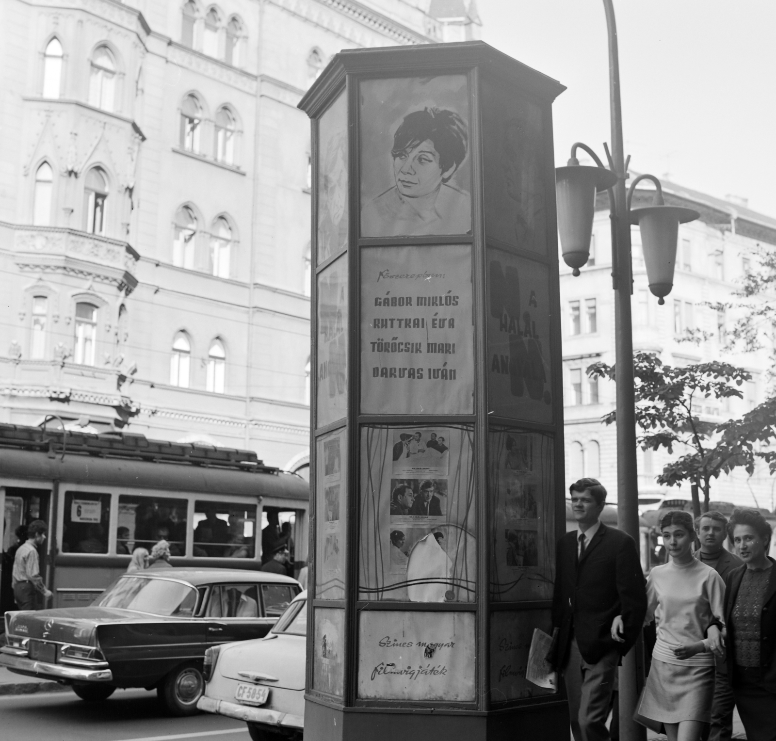 Hungary, Budapest VII., Erzsébet (Lenin) körút, a 30-as számú ház előtt a Fővárosi Moziüzemi Vállalat (FŐMO) által forgalmazott film hirdetése., 1970, FŐFOTÓ, Budapest, Fortepan #214175