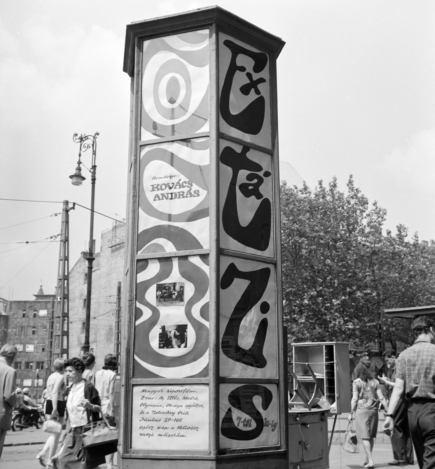 Hungary, Budapest VIII.,Budapest V., Kálvin tér a Múzeum utca és a Baross utca közötti tűzfal előtt. A Fővárosi Moziüzemi Vállalat (FŐMO) által forgalmazott film hirdetése mögött a Múzeum körút., 1970, FŐFOTÓ, Budapest, Fortepan #214179