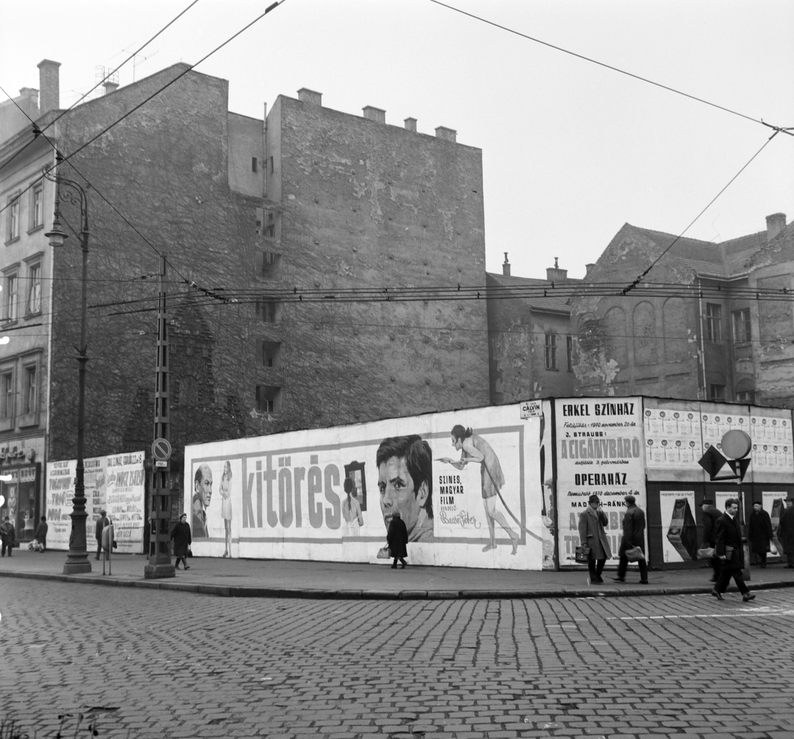 Hungary, Budapest V., Kálvin tér, a Fővárosi Moziüzemi Vállalat (FŐMO) által forgalmazott film plakátja, jobbra a Kecskeméti utca torkolata. A tűzfalon az egykori városkapu emlékét idézi a téglából kirakott ábrázolás., 1970, FŐFOTÓ, Budapest, Fortepan #214181