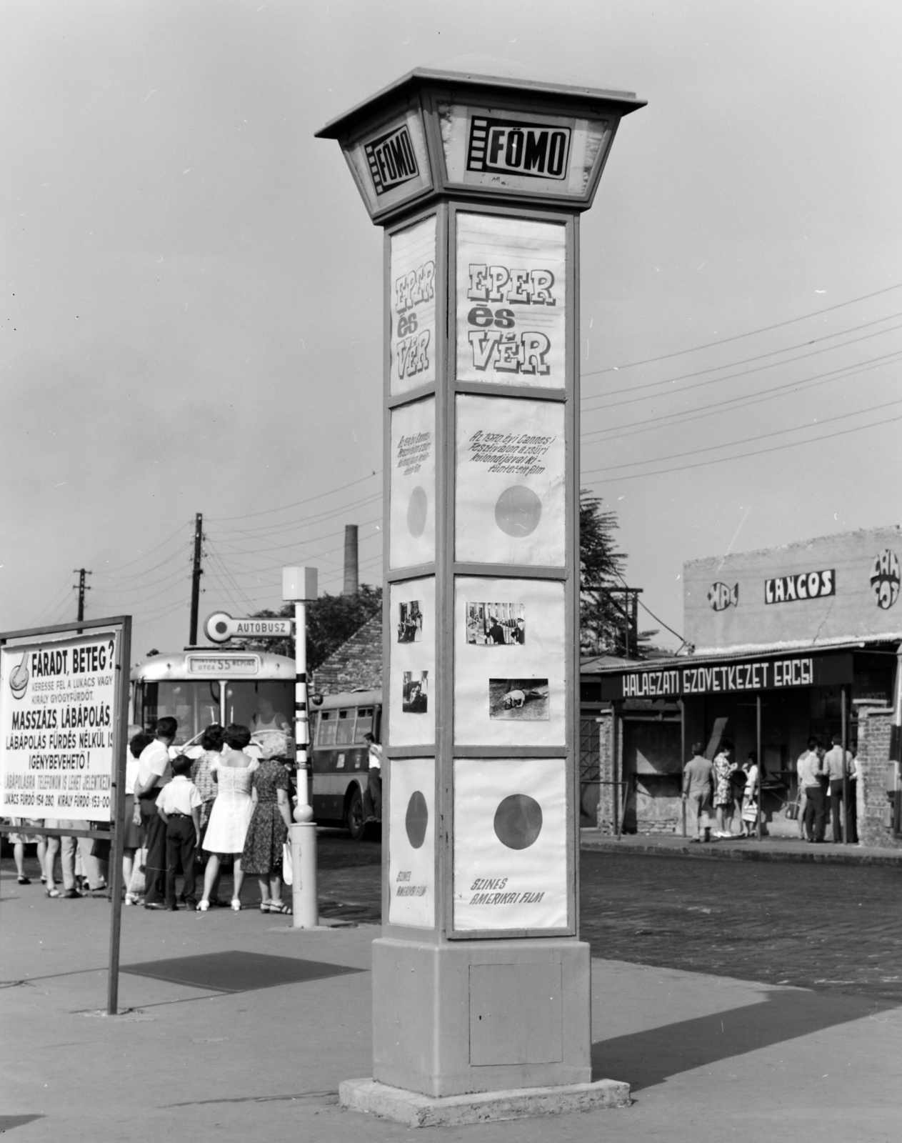Hungary, Óbuda, Budapest III., Szentendrei út, a Fővárosi Moziüzemi Vállalat (FŐMO) által forgalmazott filmek hirdetőoszlopa a Miklós utcai autóbusz végállomáson., 1970, FŐFOTÓ, Budapest, Fortepan #214187