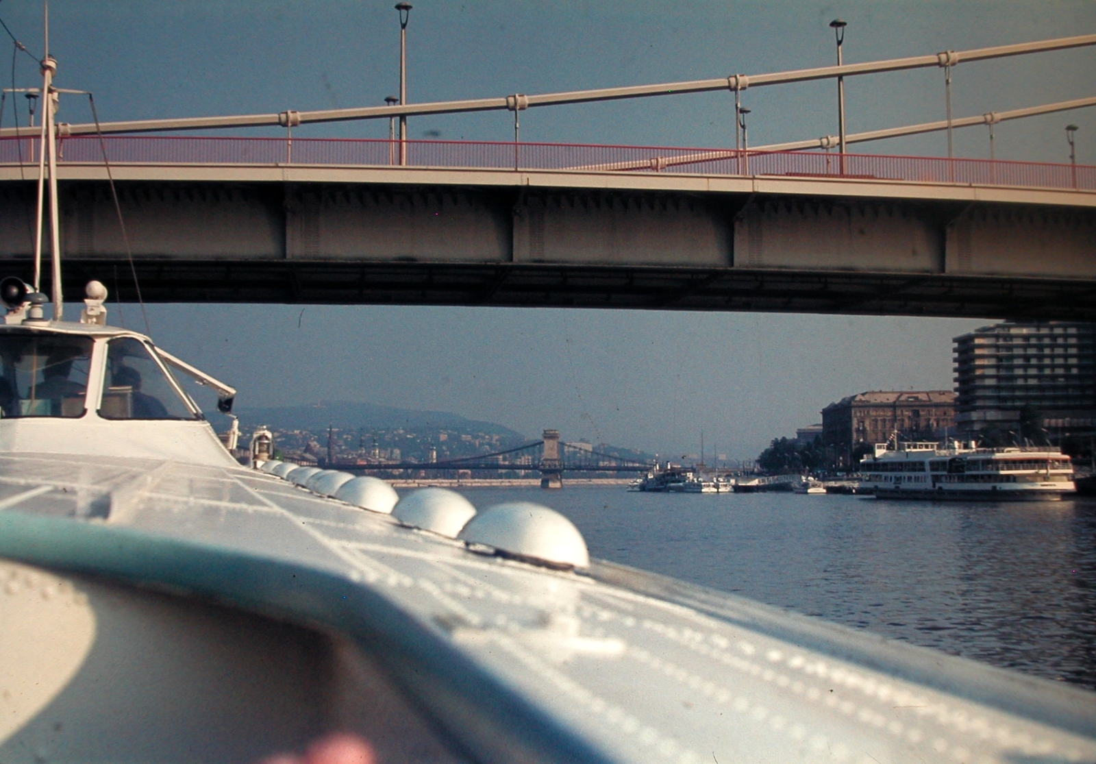 Hungary, Budapest, Duna, látkép az Erzsébet hídtól a Széchenyi Lánchíd felé nézve., 1977, Fortepan, ship, colorful, bridge, Danube, Fortepan #21419