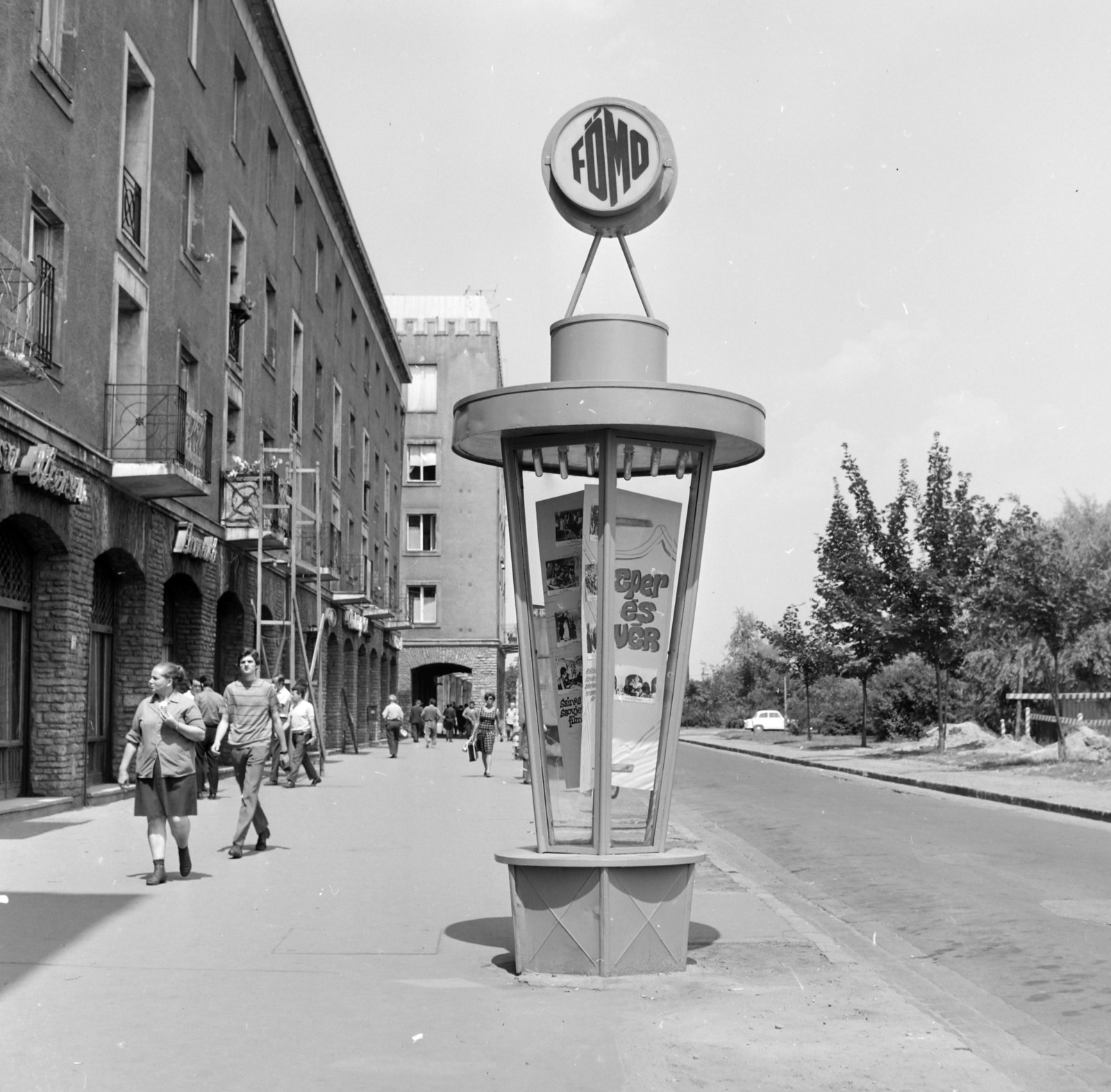 Hungary, Budapest XIV., Örs vezér tere a Kerepesi úttól a Bolgárkertész (Martos Flóra) utca felé nézve. A Fővárosi Moziüzemi Vállalat (FŐMO) által forgalmazott filmeket hirdető vitrinoszlop., 1970, FŐFOTÓ, Budapest, Fortepan #214192