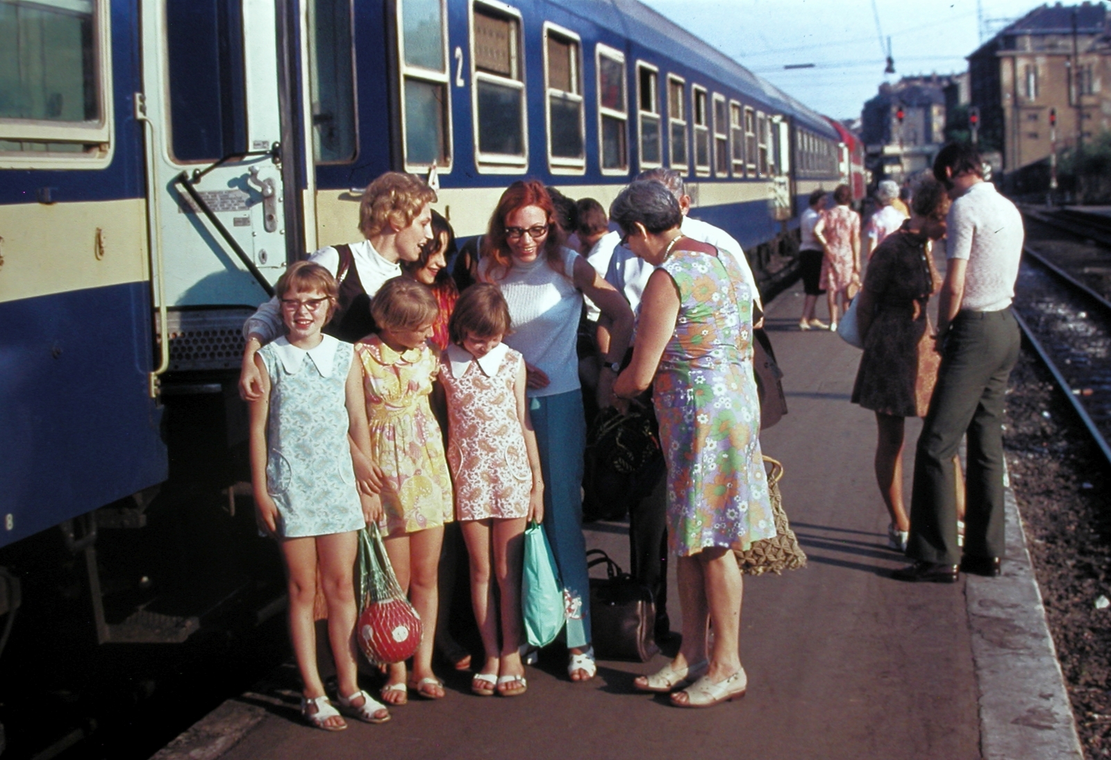 Hungary, Budapest I., Déli pályaudvar., 1977, Fortepan, railway, colorful, family, tableau, rail, train station, light-signalling device, Budapest, Fortepan #21420