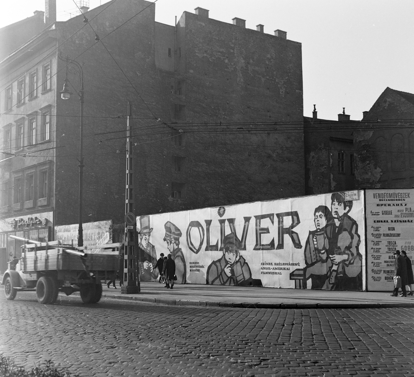 Hungary, Budapest V., Kálvin tér, a Fővárosi Moziüzemi Vállalat (FŐMO) által forgalmazott film plakátja, jobbra a Kecskeméti utca torkolata., 1971, FŐFOTÓ, Budapest, Fortepan #214200