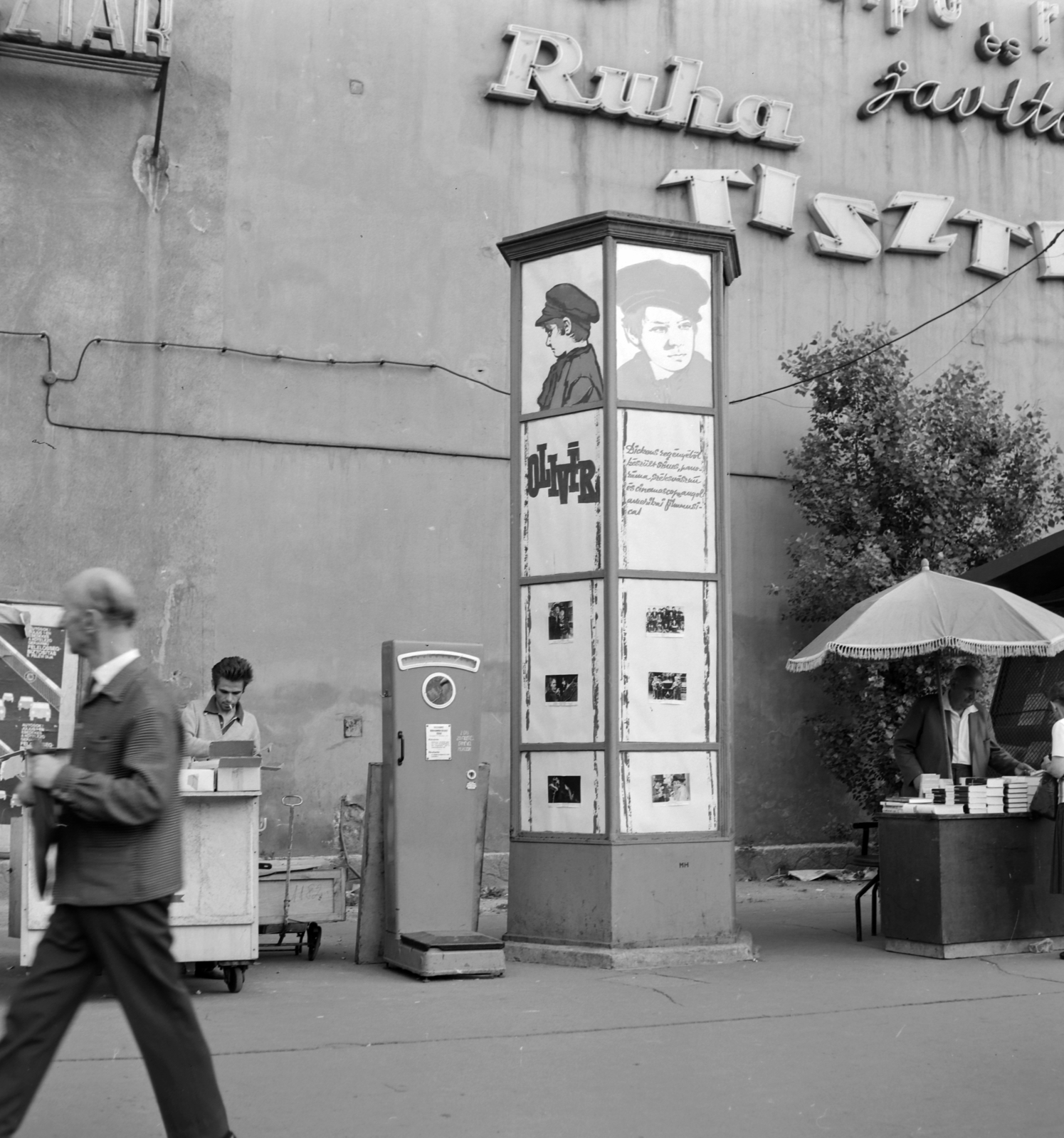 Hungary, Budapest VIII., Kálvin tér, tűzfal a Múzeum utca és a Baross utca között, előtte a Fővárosi Moziüzemi Vállalat (FŐMO) által forgalmazott film hirdetése., 1970, FŐFOTÓ, Budapest, Fortepan #214202