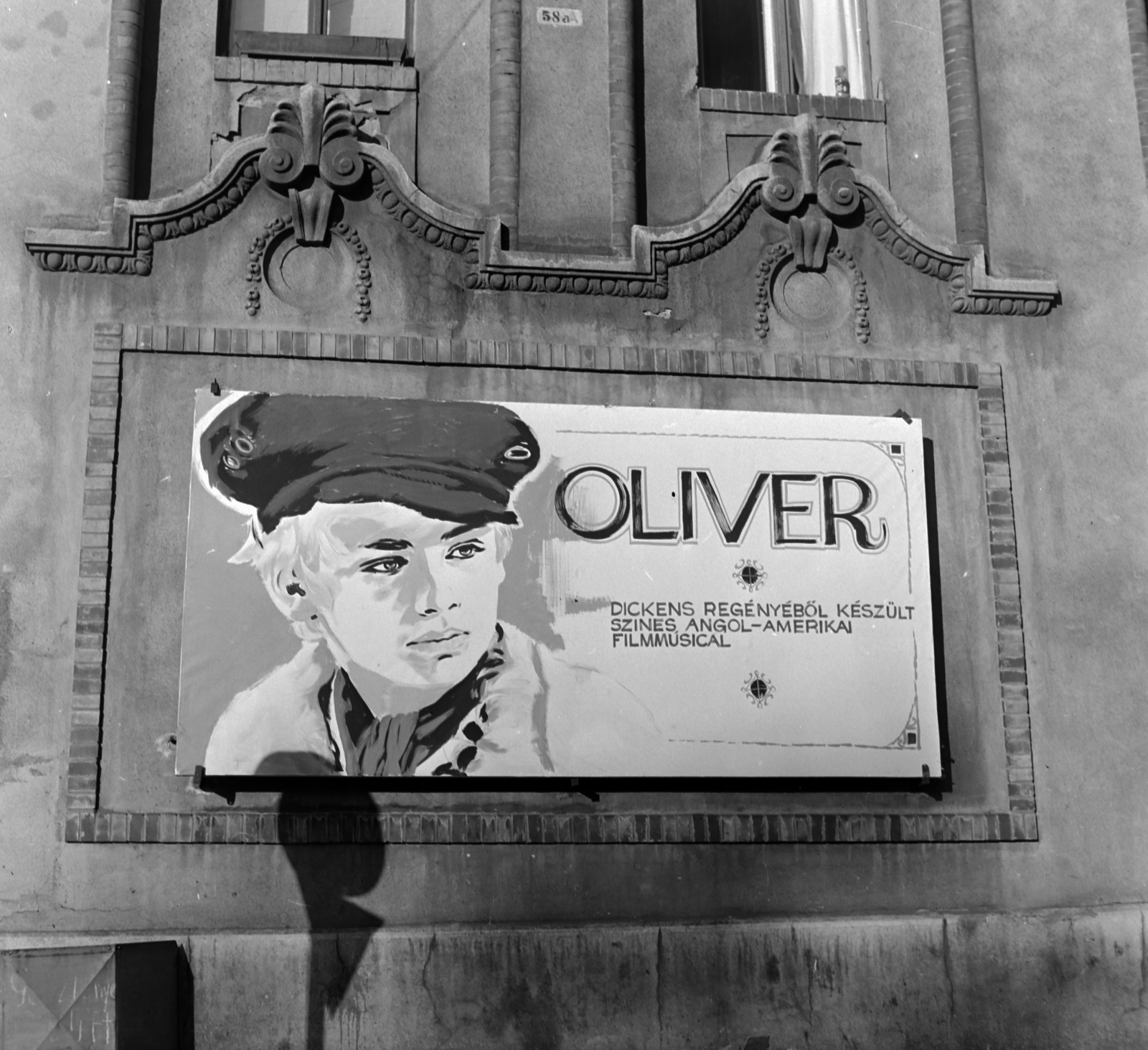 Hungary, Budapest VI., a Westend-ház oldal homlokzata a Nyugati (Marx) téri bejárat mellett. A Fővárosi Moziüzemi Vállalat (FŐMO) által forgalmazott film plakátja., 1971, FŐFOTÓ, Budapest, Fortepan #214203